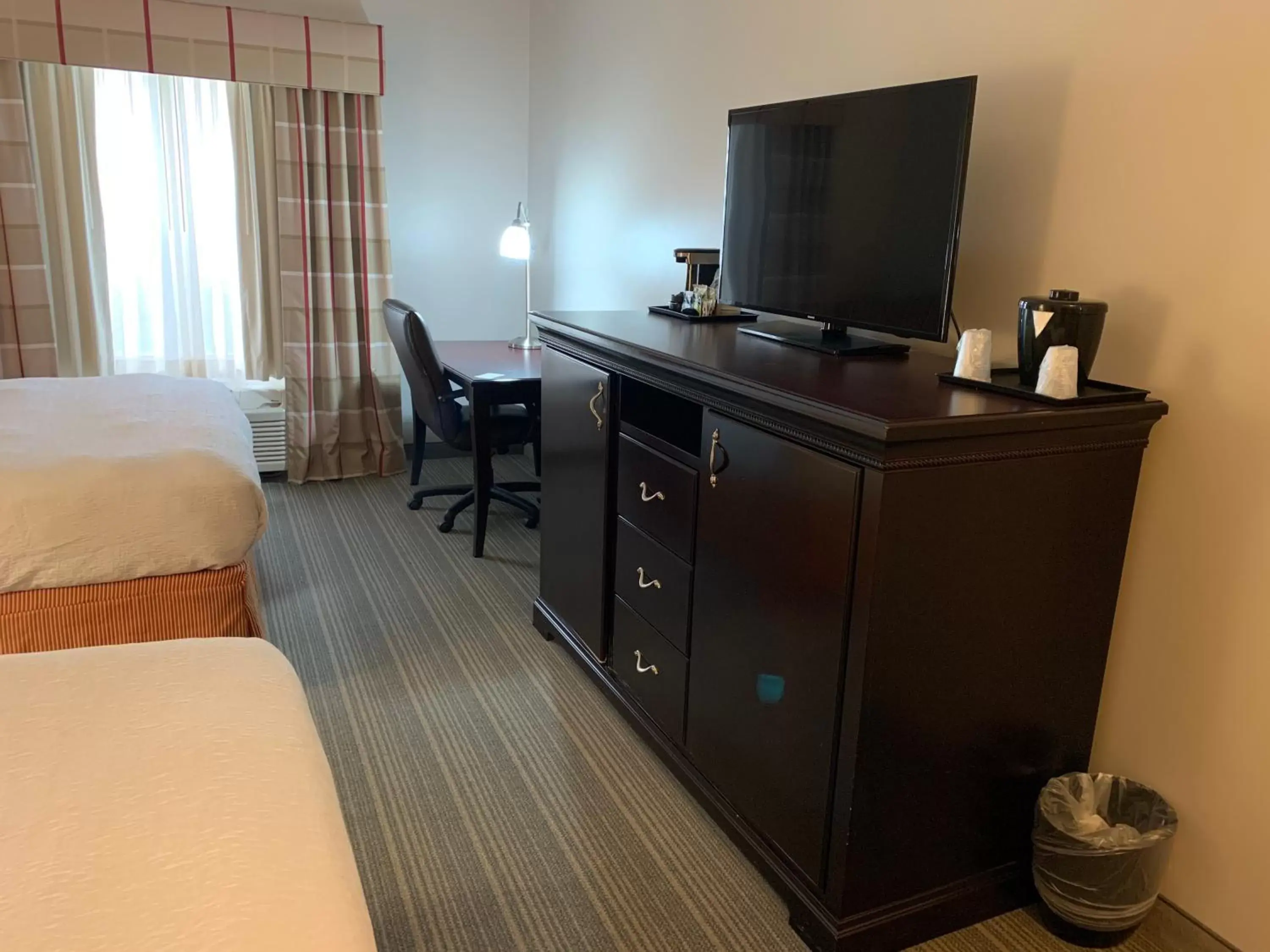 TV and multimedia, TV/Entertainment Center in Country Inn & Suites by Radisson, Kearney, NE