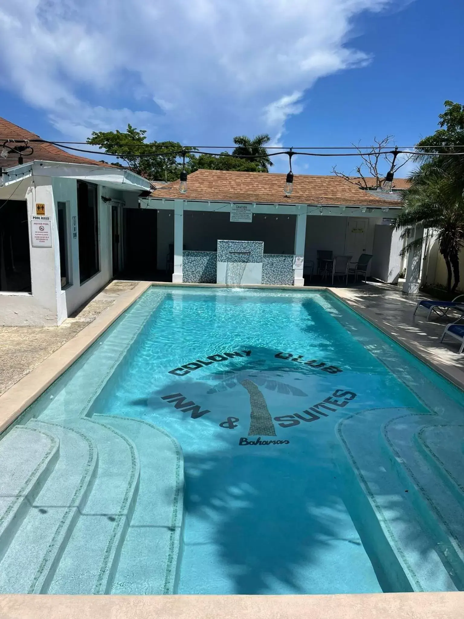 Swimming Pool in Colony Club Inn & Suites