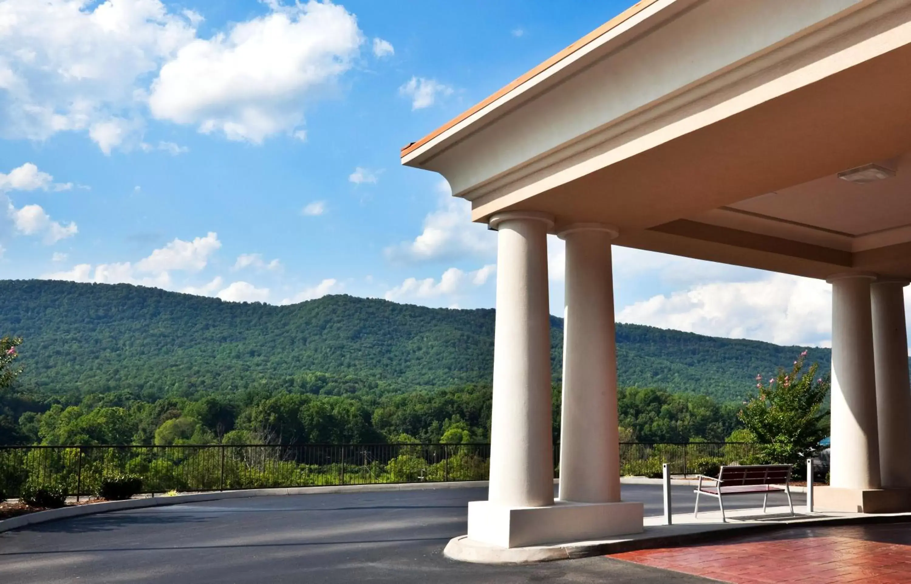 Property building, Mountain View in Holiday Inn Express Hotel & Suites Harriman, an IHG Hotel