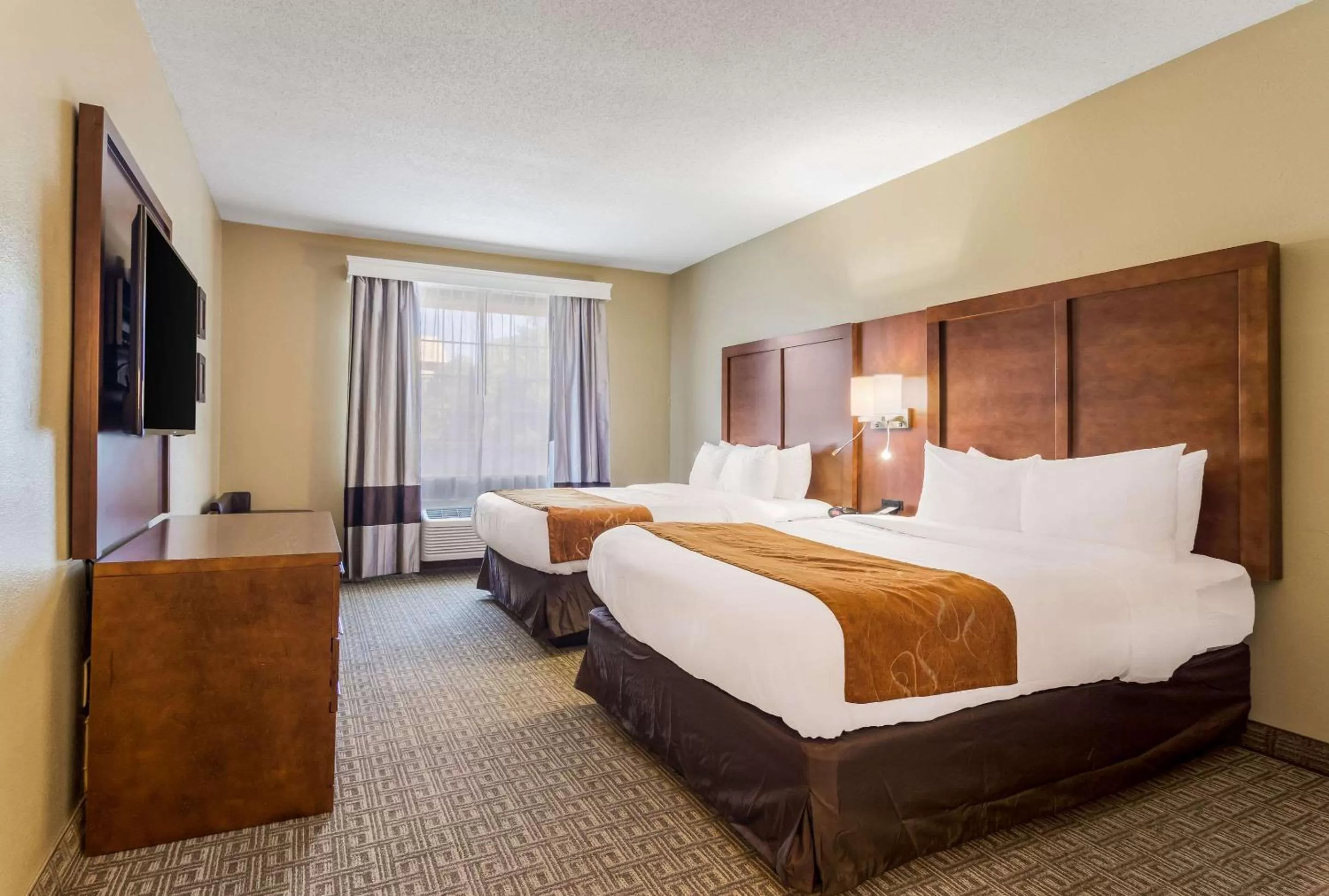 Photo of the whole room, Bed in Comfort Suites Eufaula North