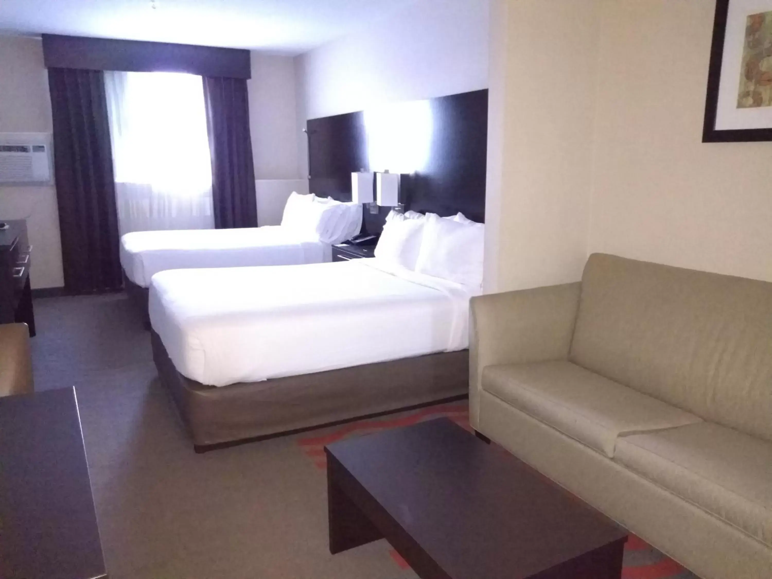 Photo of the whole room, Bed in Holiday Inn Express Hotel & Suites Waterford, an IHG Hotel