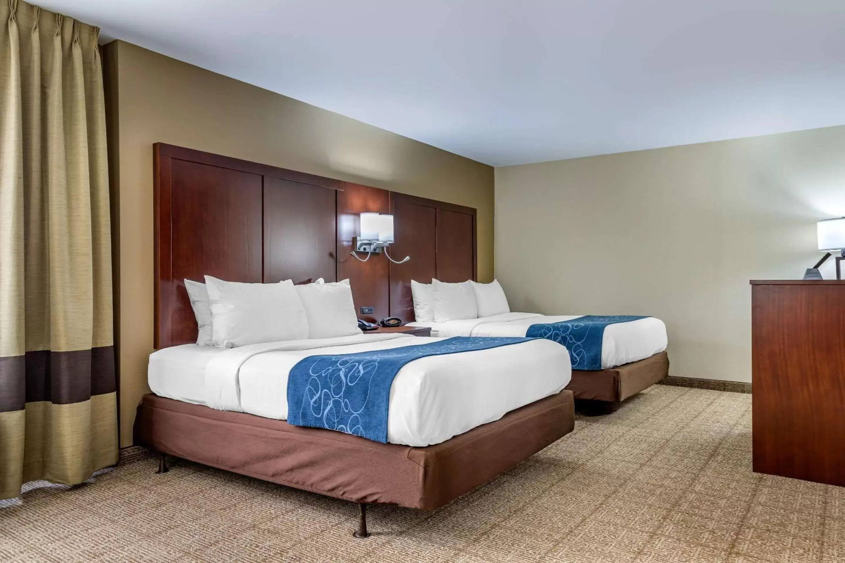 Bedroom, Bed in Comfort Suites Savannah Gateway I-95