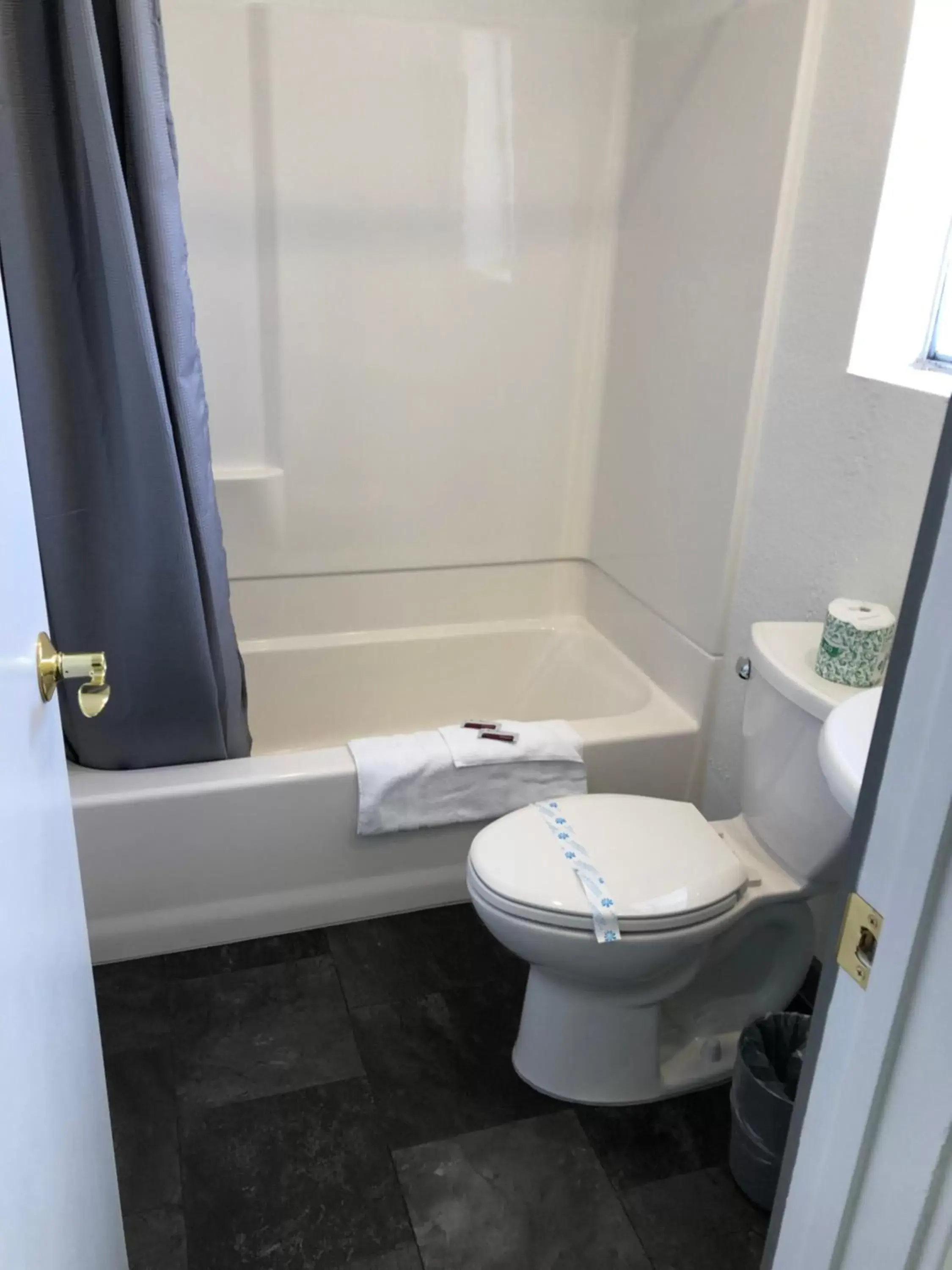 Shower, Bathroom in El Rancho Motel