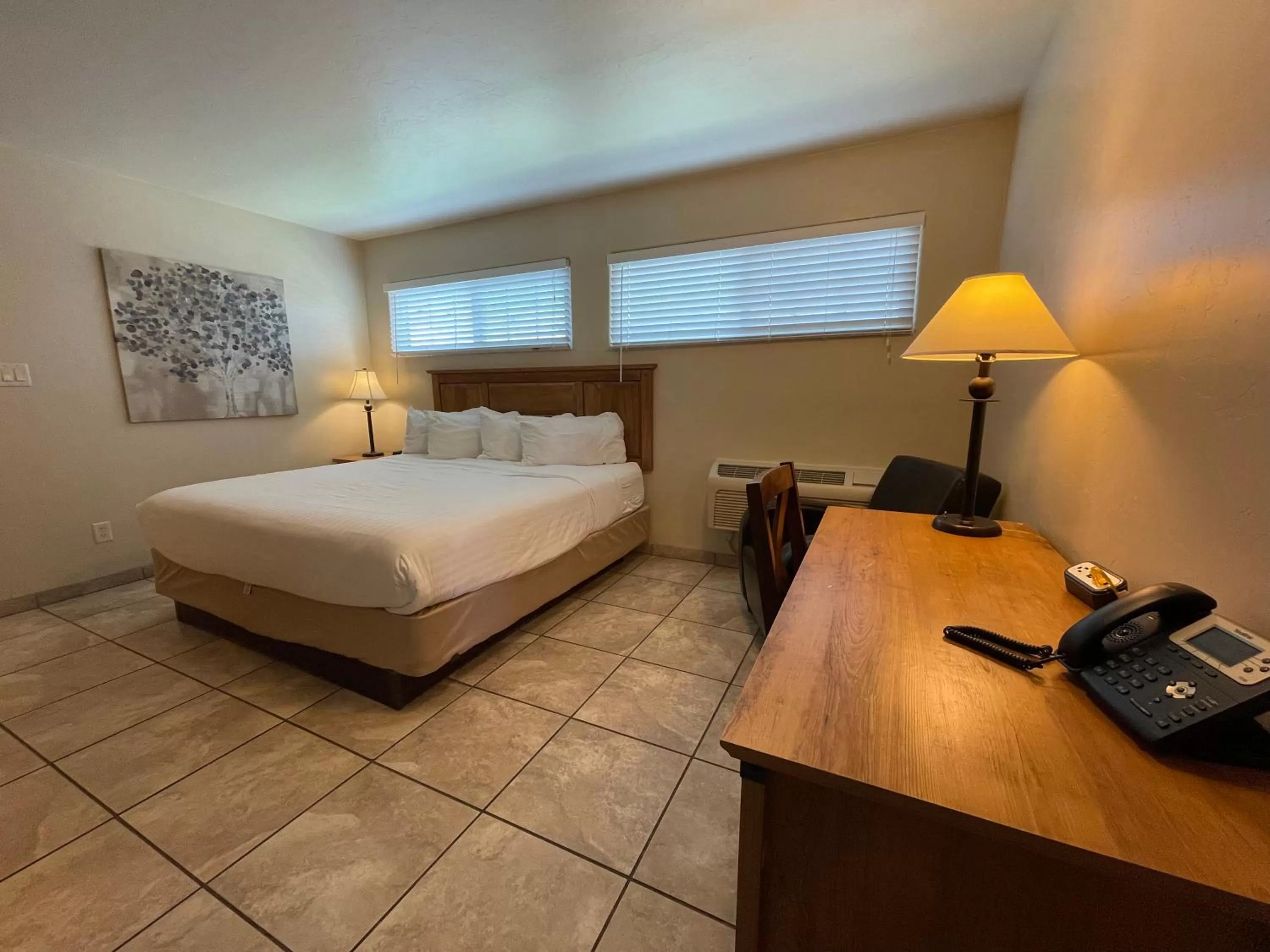 Photo of the whole room, Bed in Arizona Sunset Inn & Suites