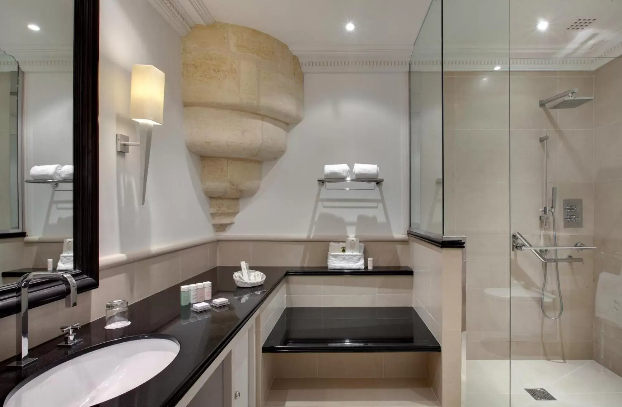 Bathroom in Hôtel de Pavie