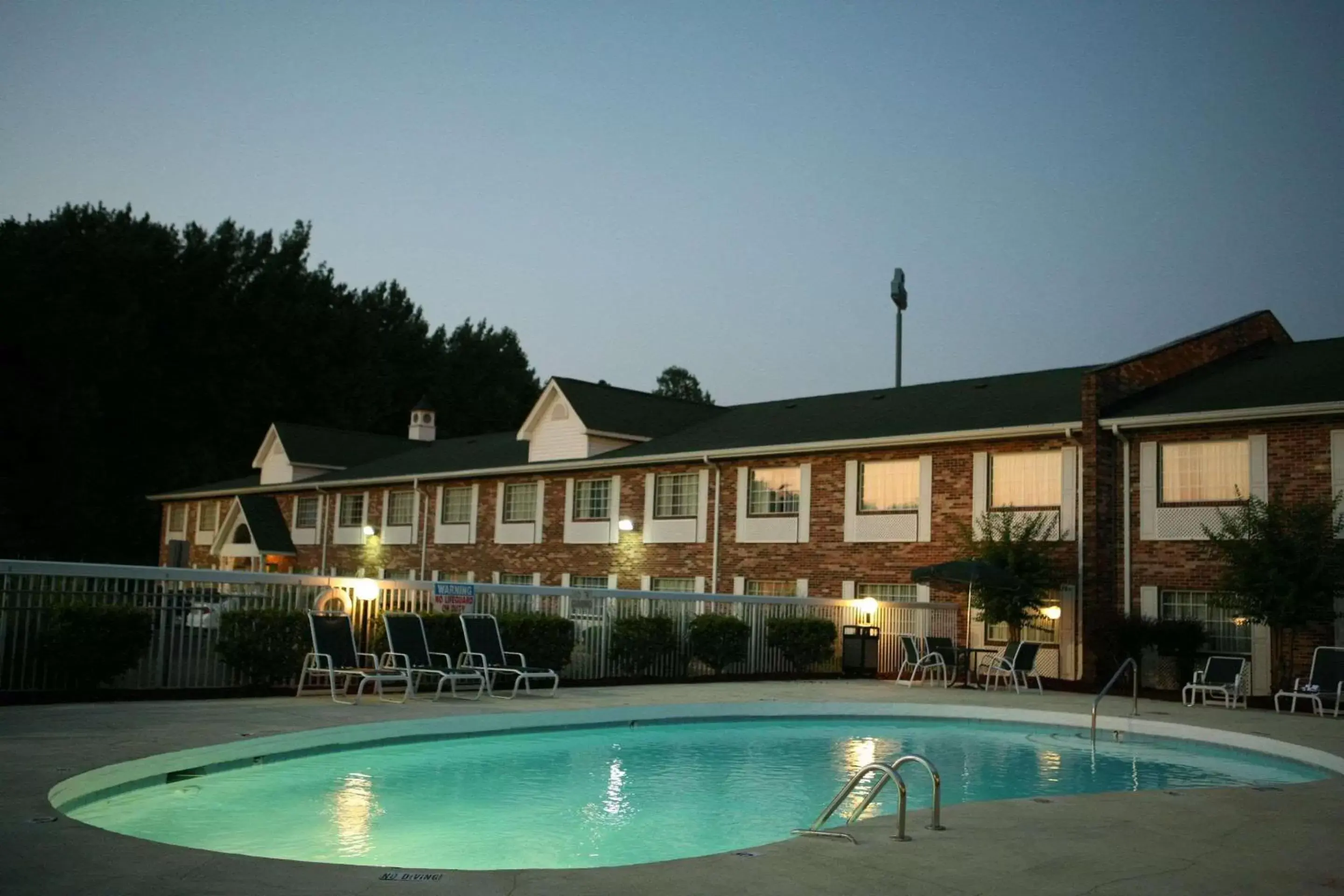 Swimming pool, Property Building in Country Inn & Suites by Radisson, Charlotte I-85 Airport, NC