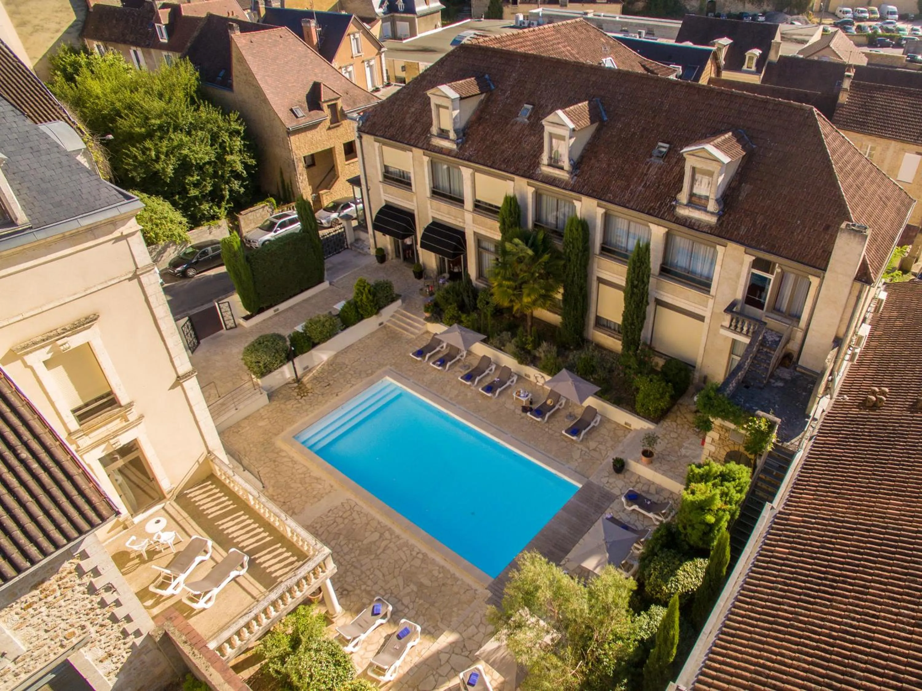 Property building in Hotel Le Renoir