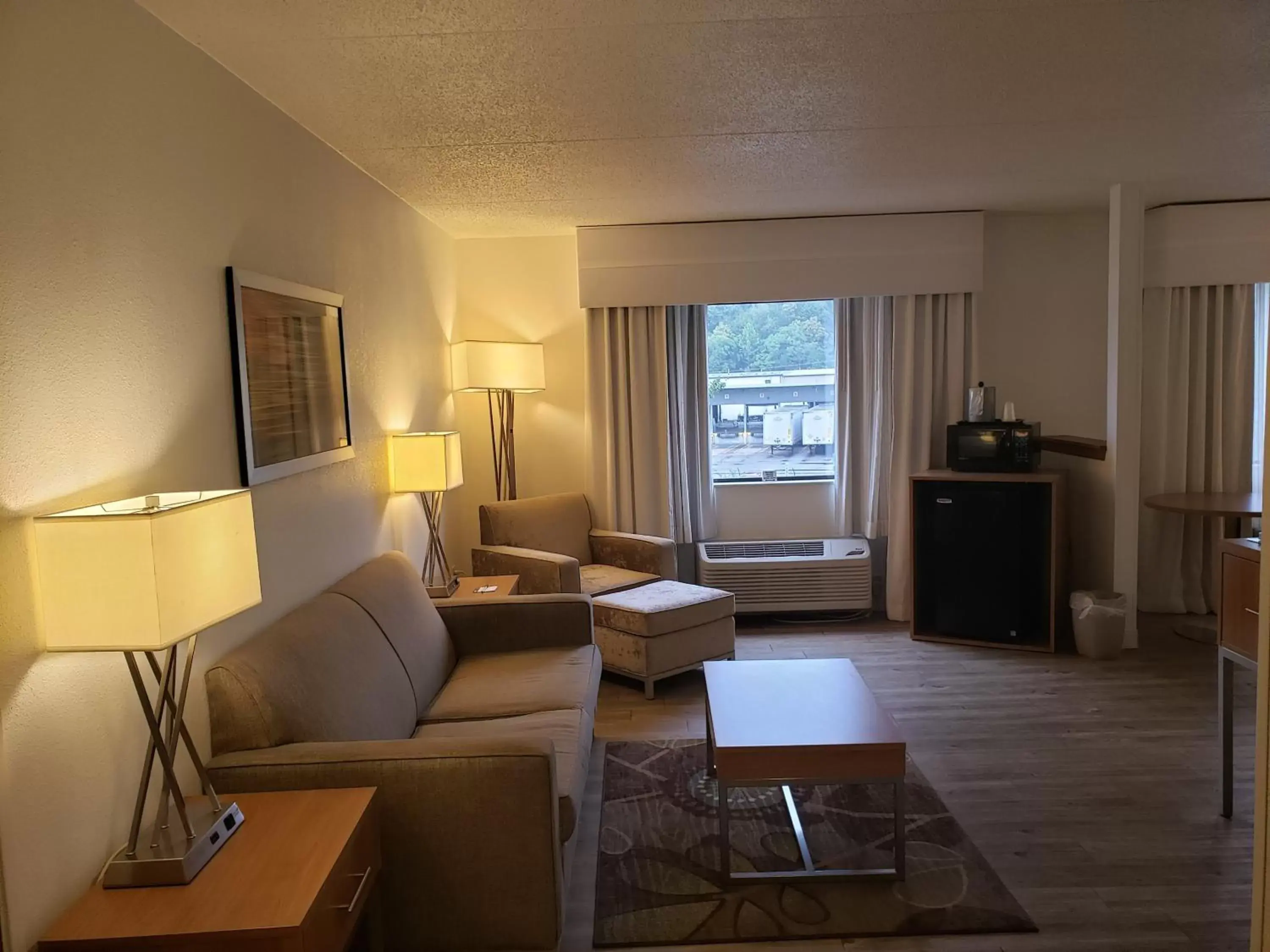Photo of the whole room, Seating Area in Holiday Inn Express Hotel Pittsburgh-North/Harmarville, an IHG Hotel
