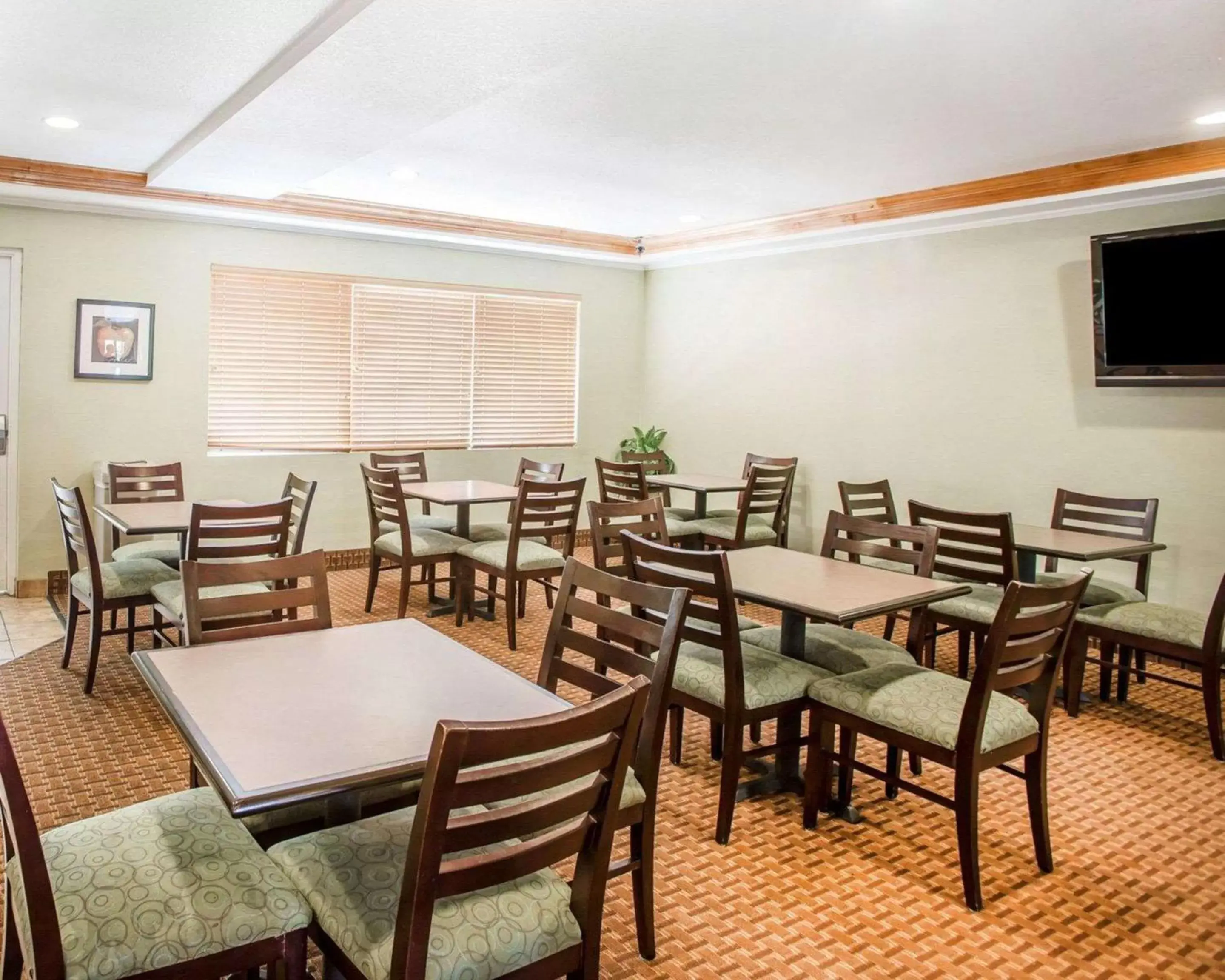 Restaurant/Places to Eat in Quality Inn & Suites Denver International Airport