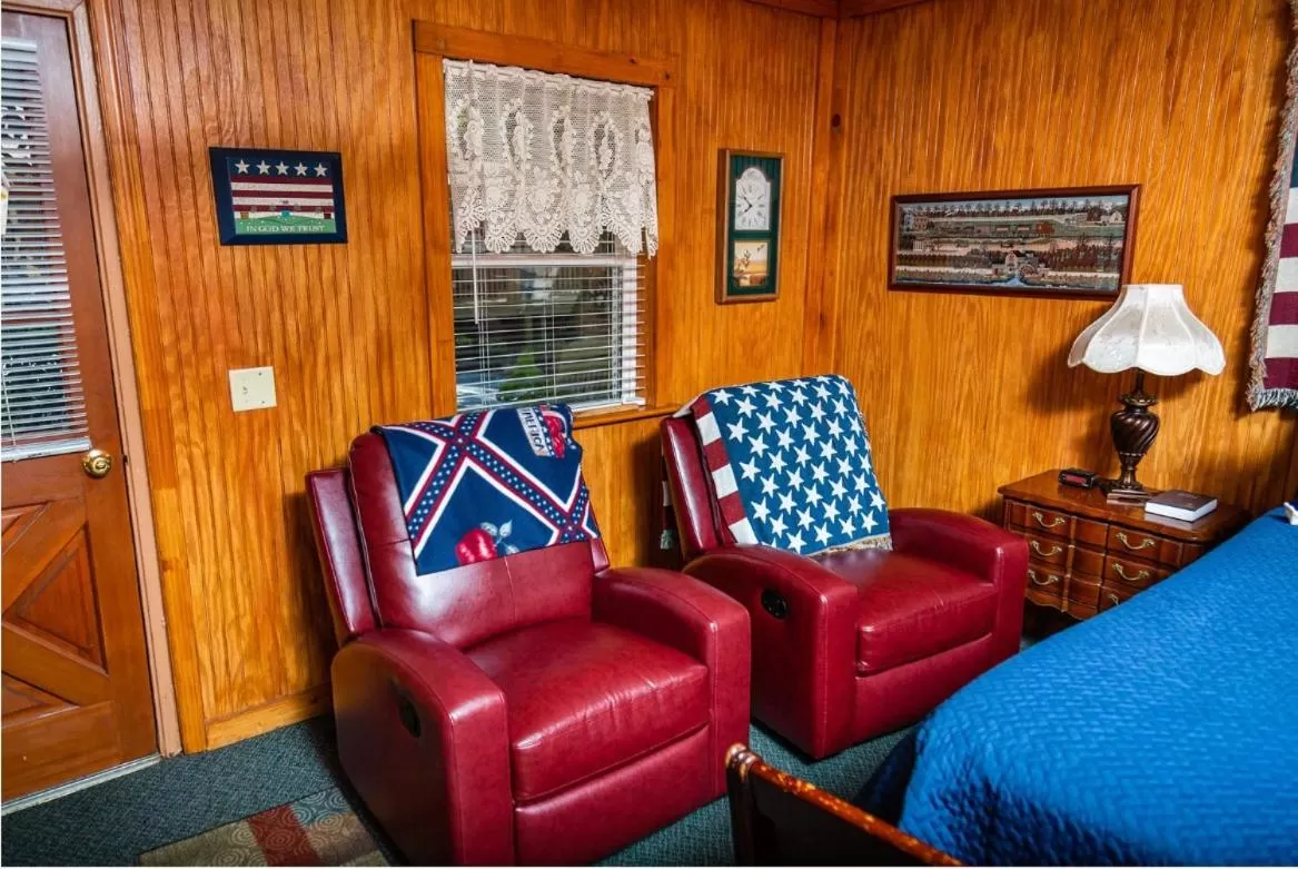 Bed in Mountain Aire Cottages, Inn, & Glamping