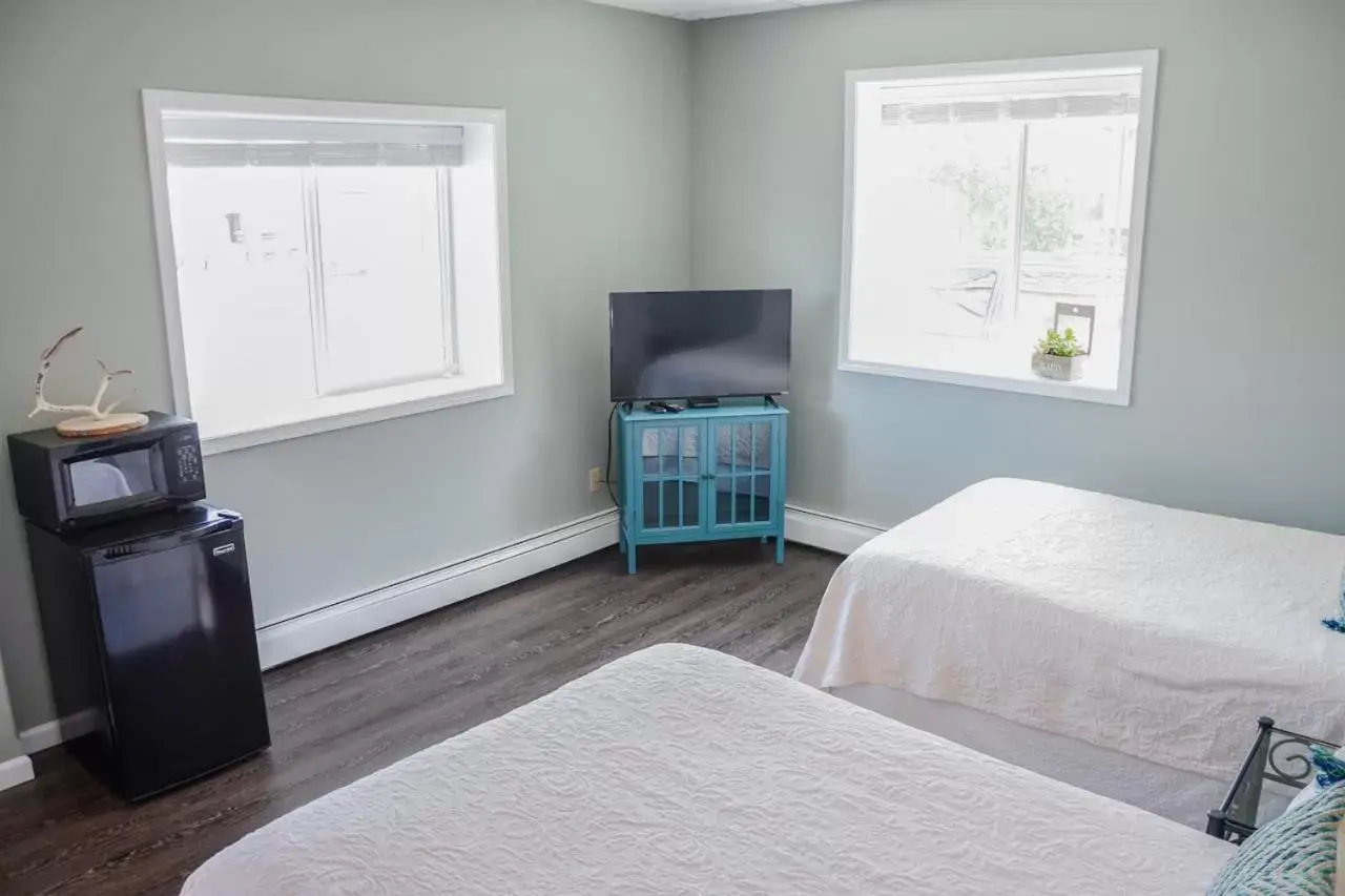 Bed, TV/Entertainment Center in Trailhead Lodging