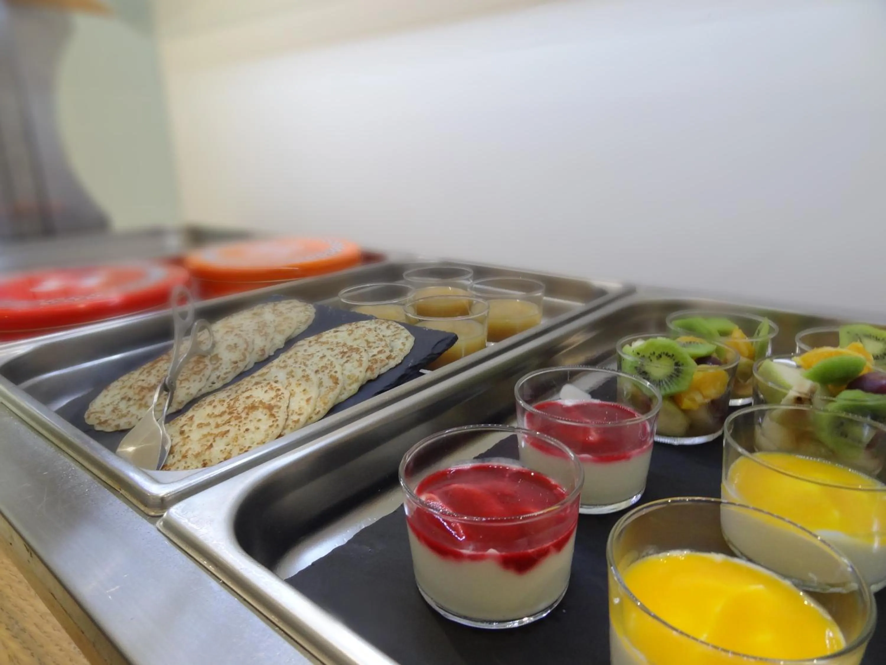 Buffet breakfast in Hôtel Florida