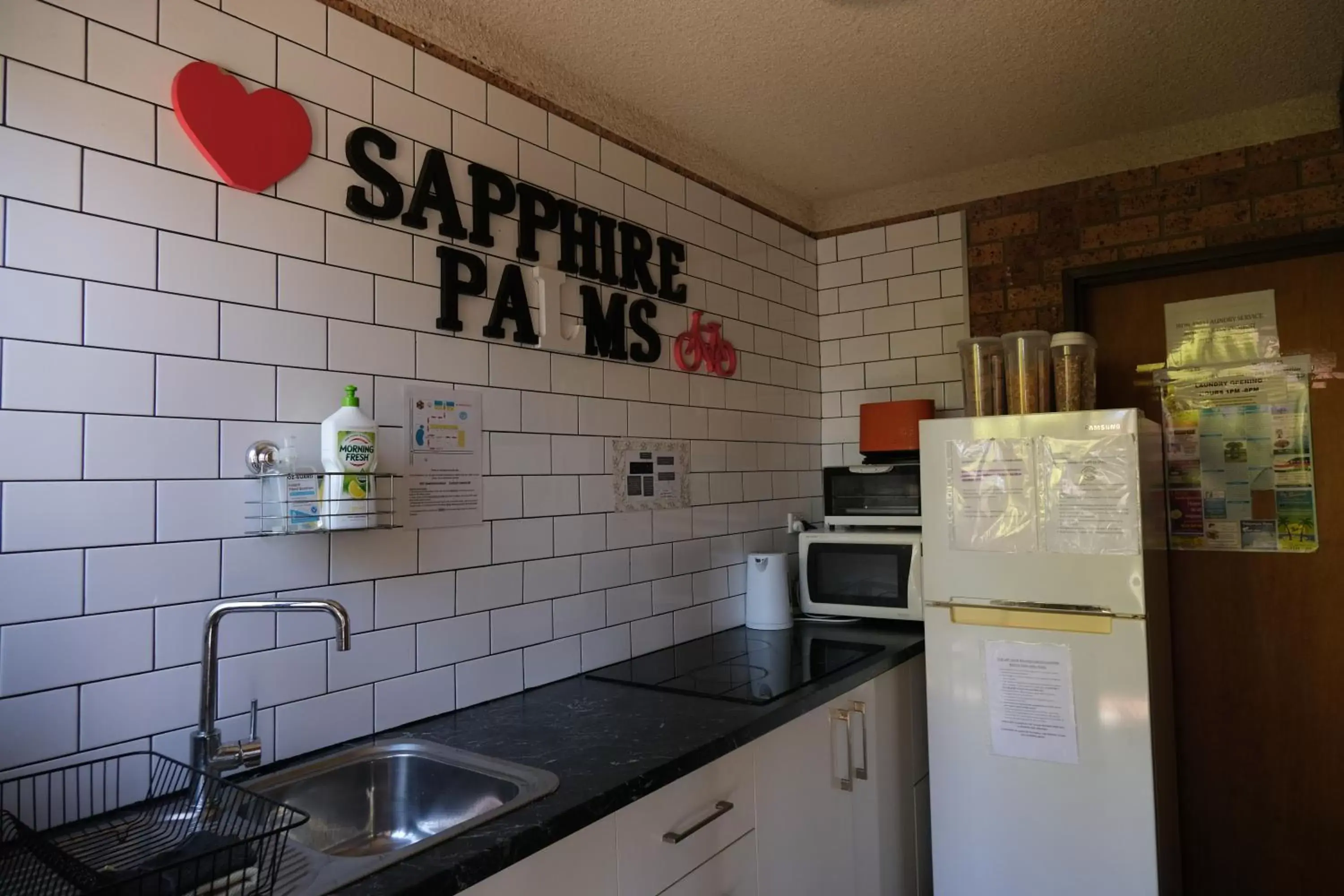 Communal kitchen, Kitchen/Kitchenette in Sapphire Palms Motel