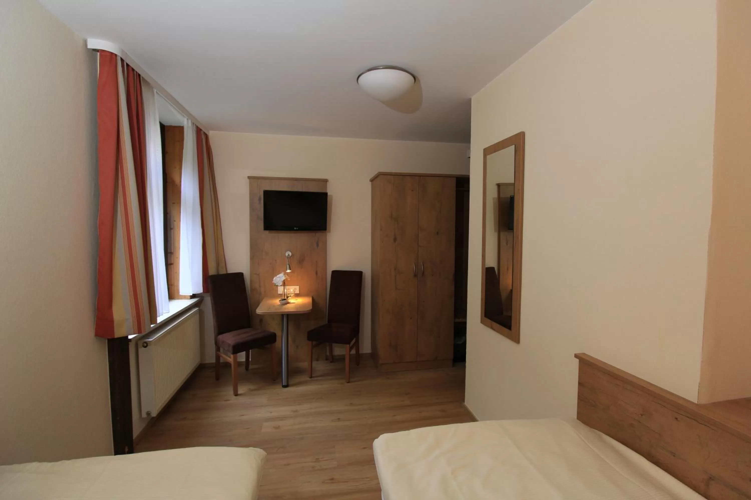 Bed in Waldhotel Albachmühle mit Albacher Stuben