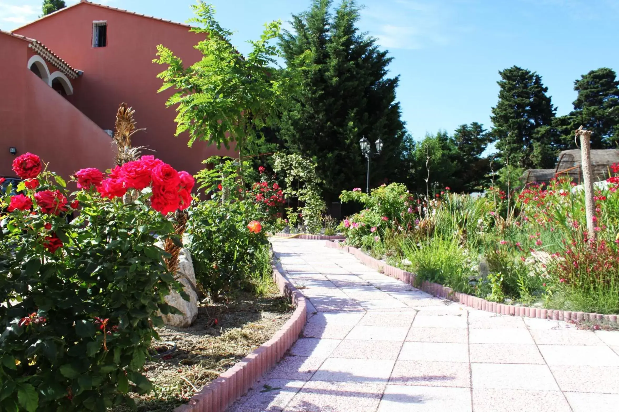 Garden in Appart'Hotel Festival Sud Aqua - Avignon TGV