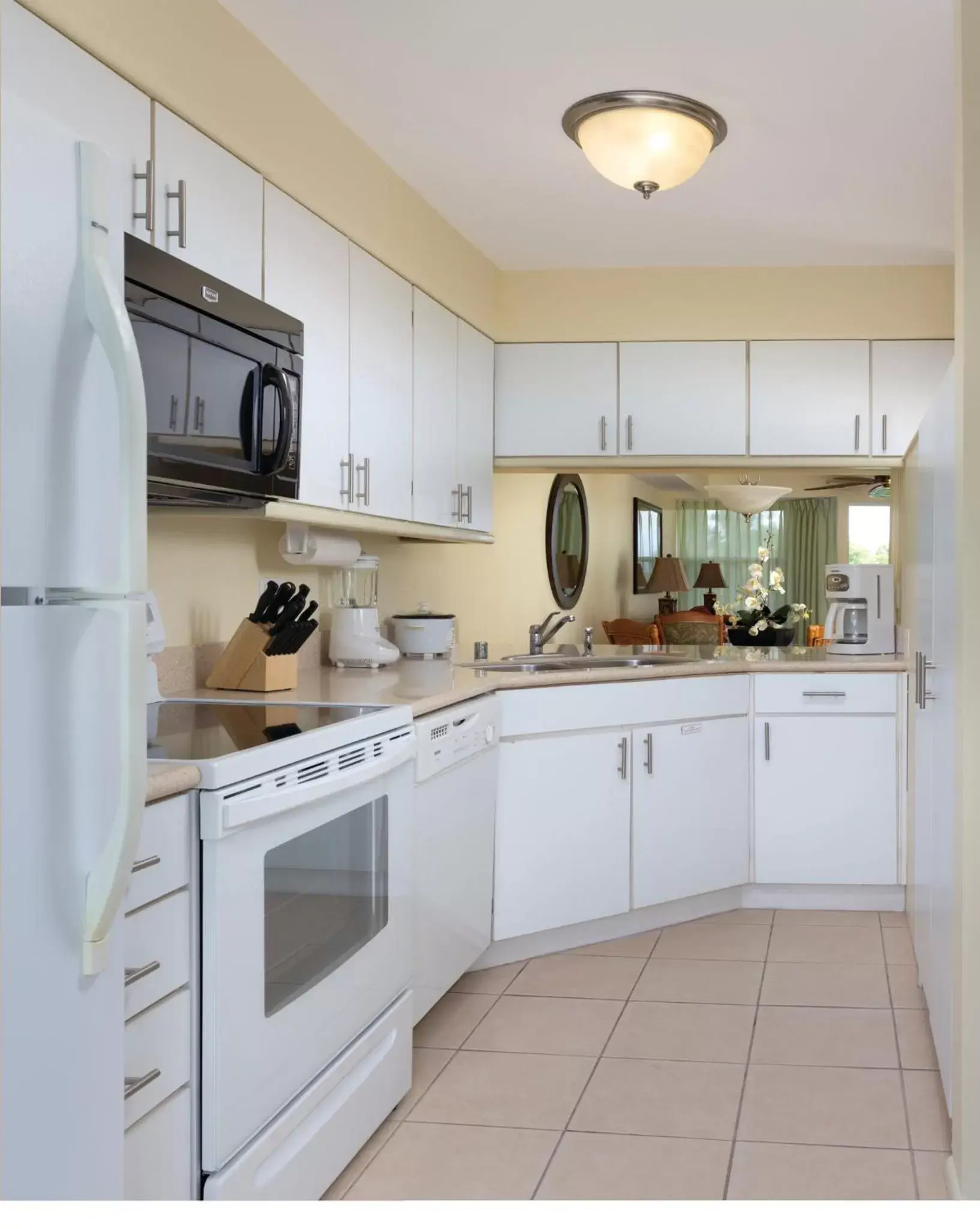 Shower, Kitchen/Kitchenette in Paniolo Greens Resort