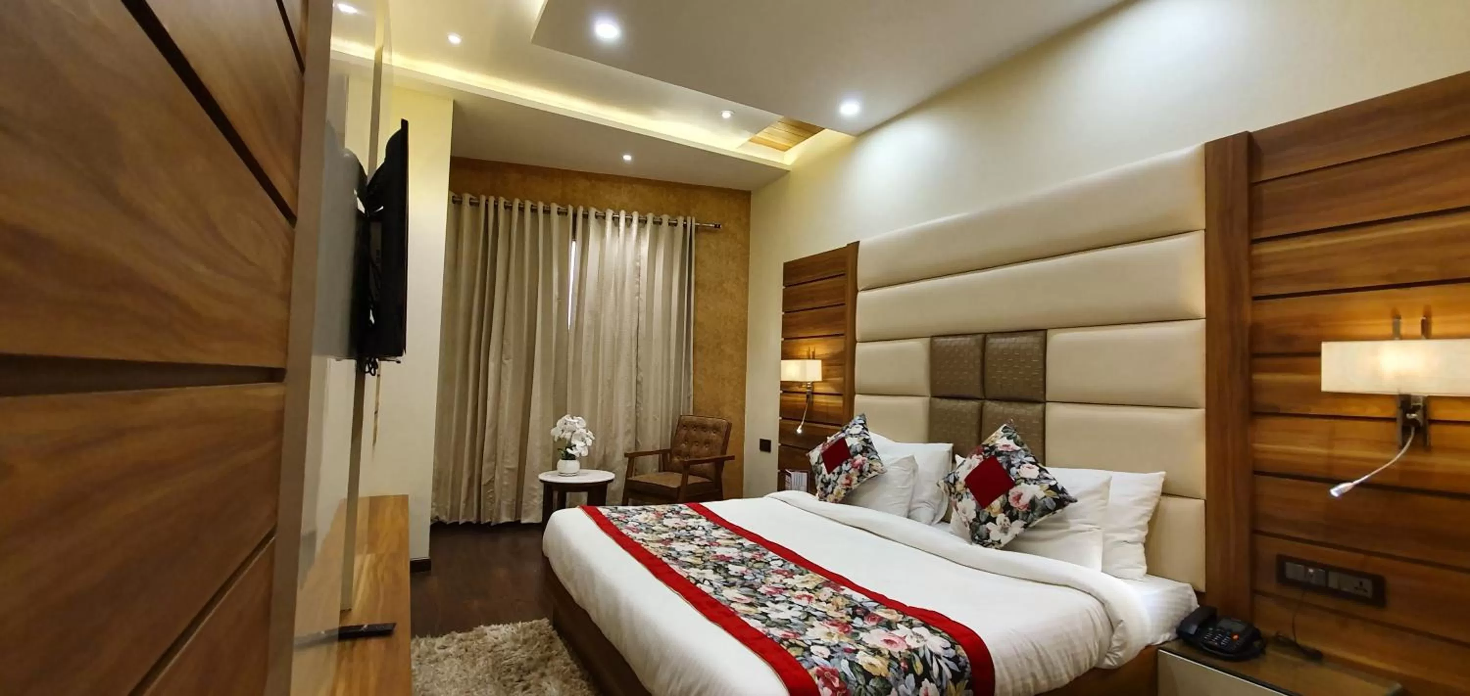 Bed in Hotel Makhan Residency