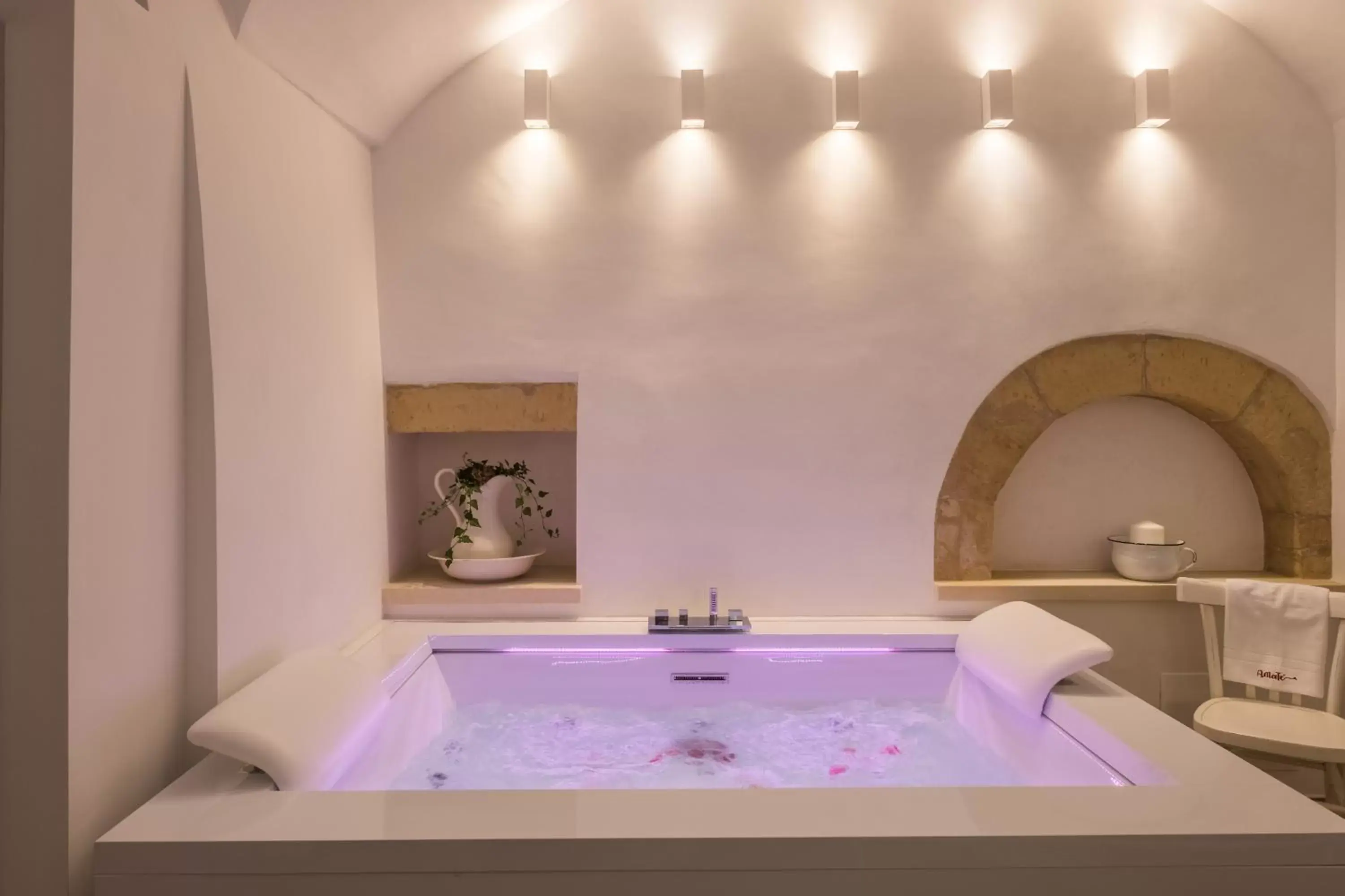 Hot Tub in Amatè Suite