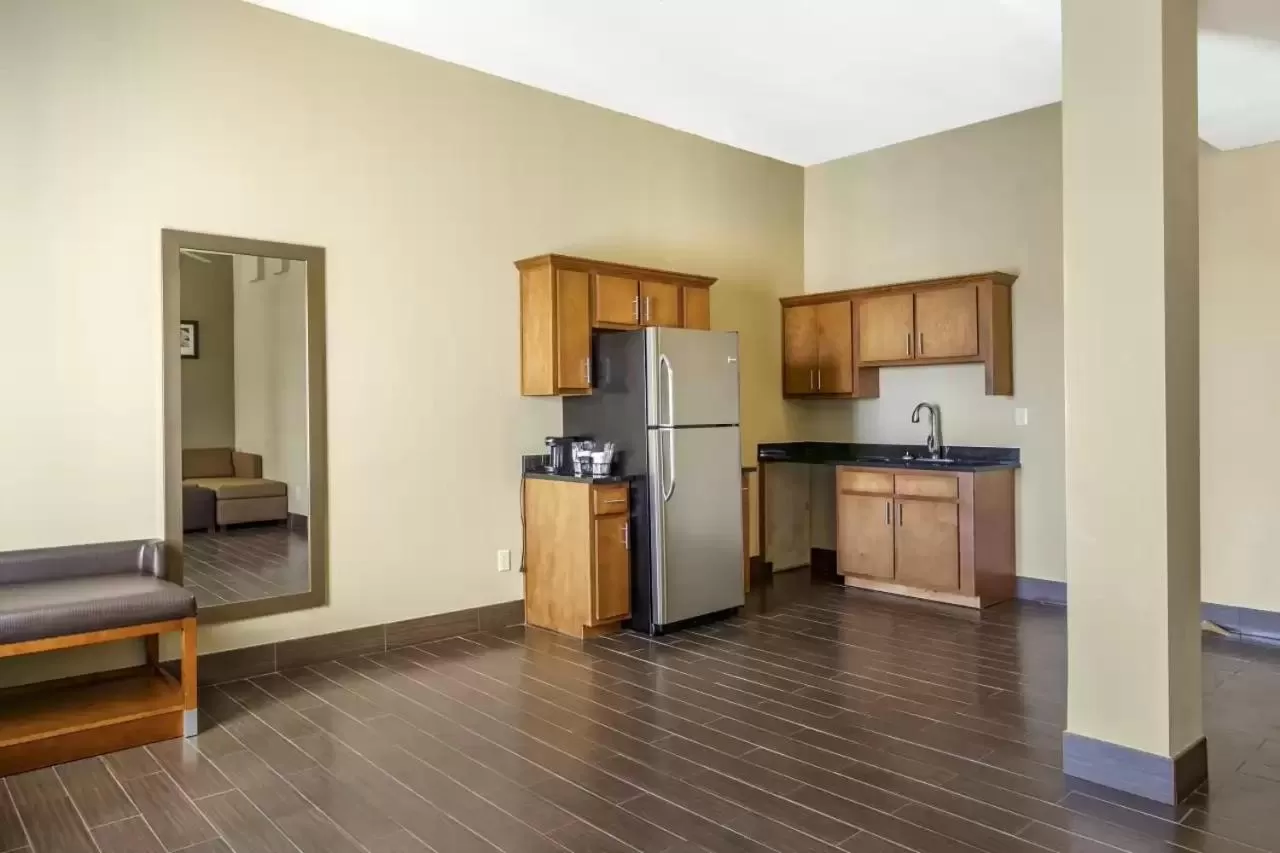 Kitchen or kitchenette in Comfort Suites Batesville