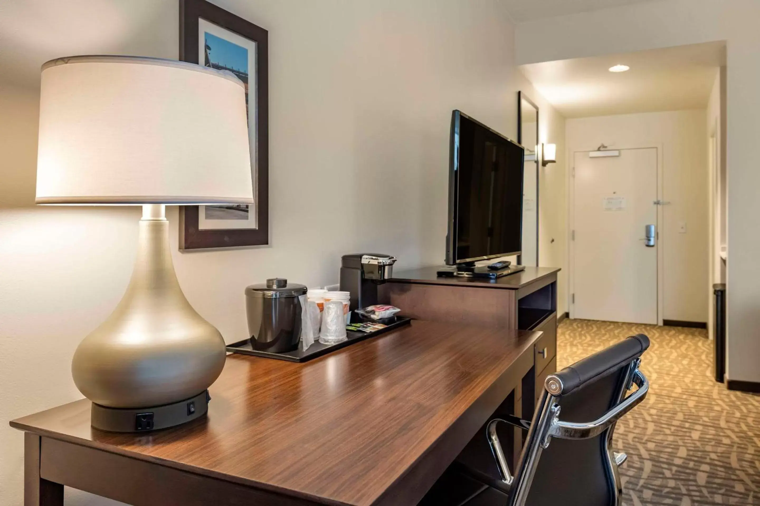 Bedroom, Kitchen/Kitchenette in Comfort Inn & Suites Pittsburgh-Northshore