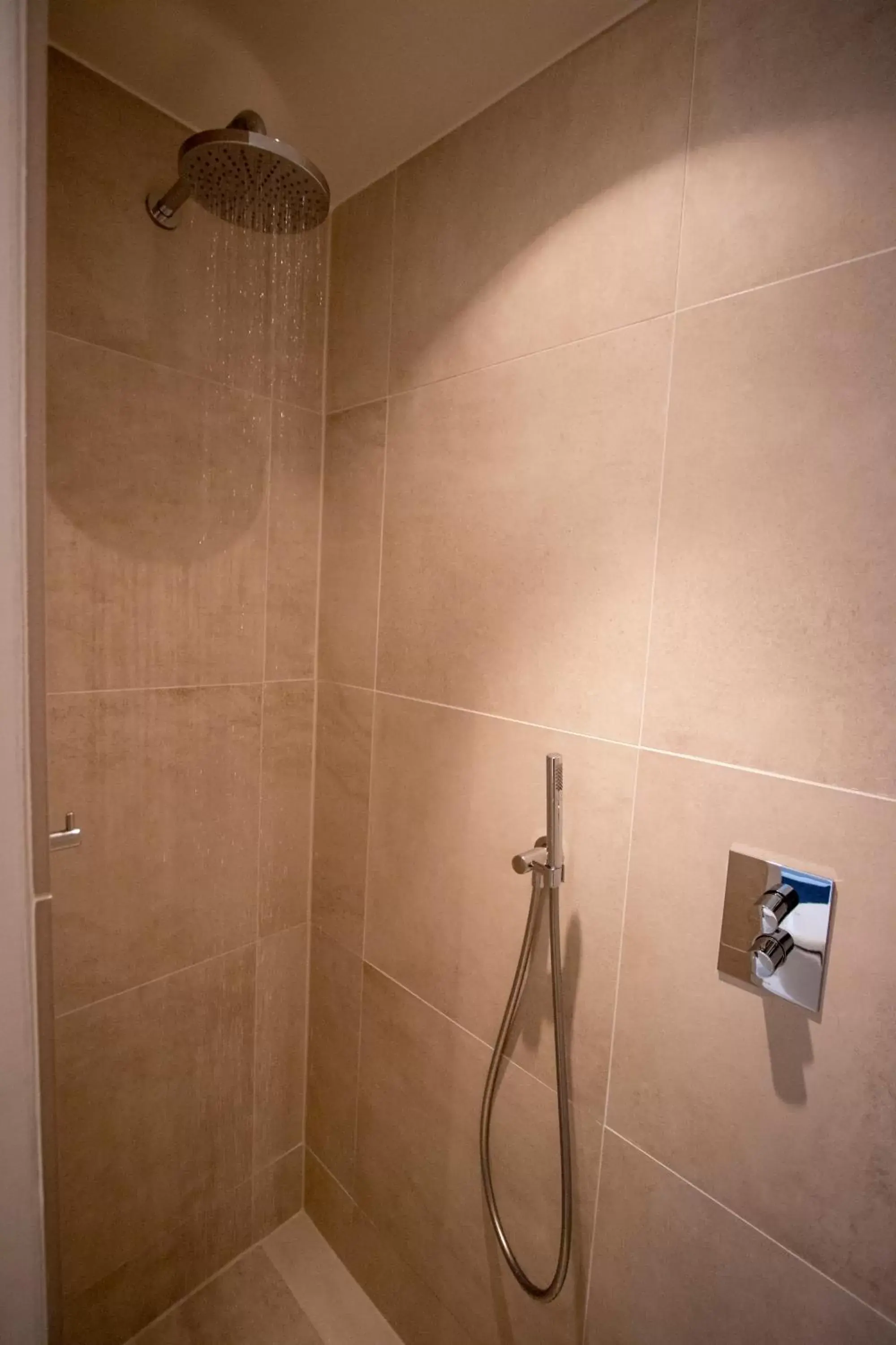 Shower, Bathroom in Boutique Hotel Elburg en Tapperij