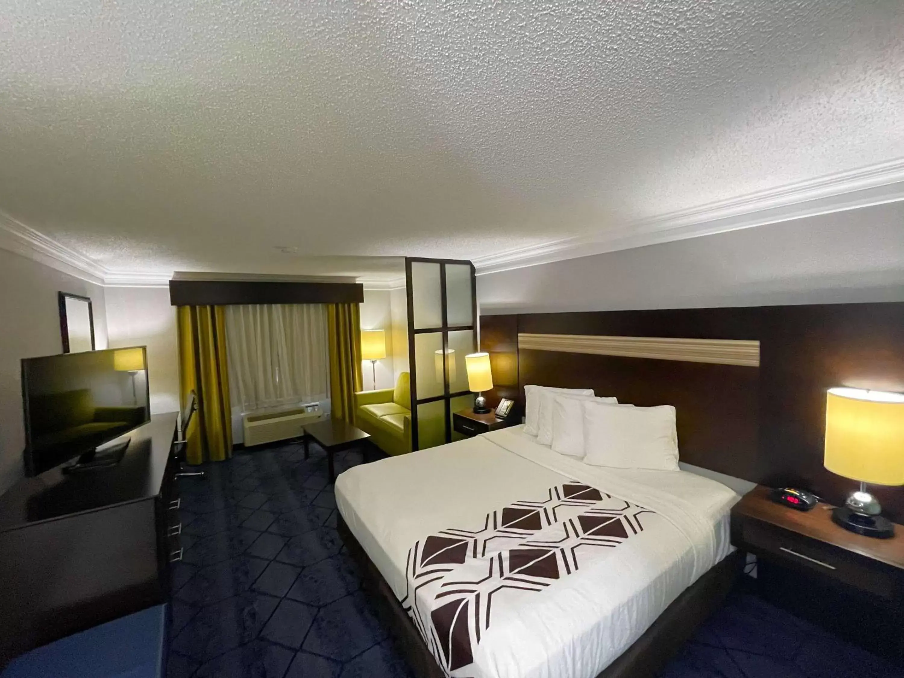 Photo of the whole room, Bed in Best Western Slidell Hotel