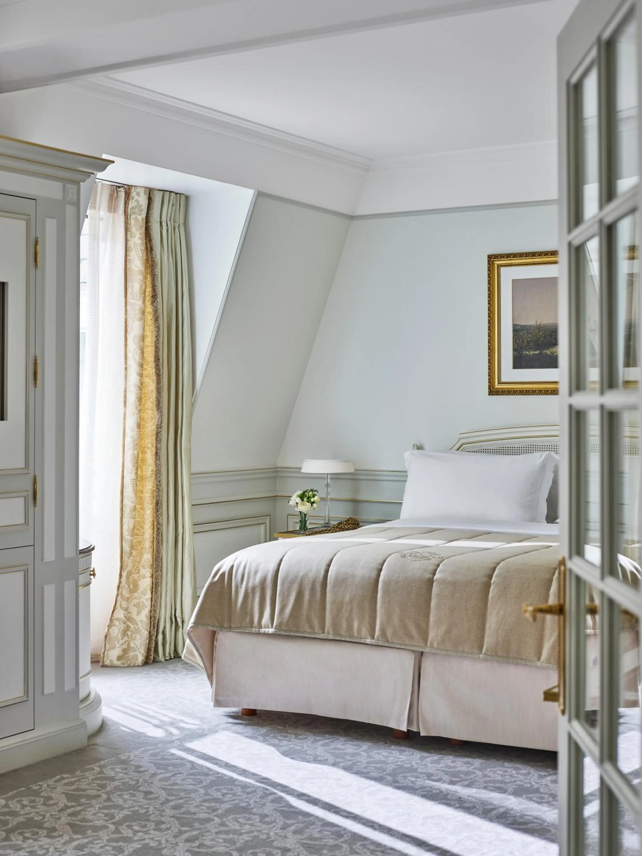 Bedroom, Bed in Le Meurice – Dorchester Collection