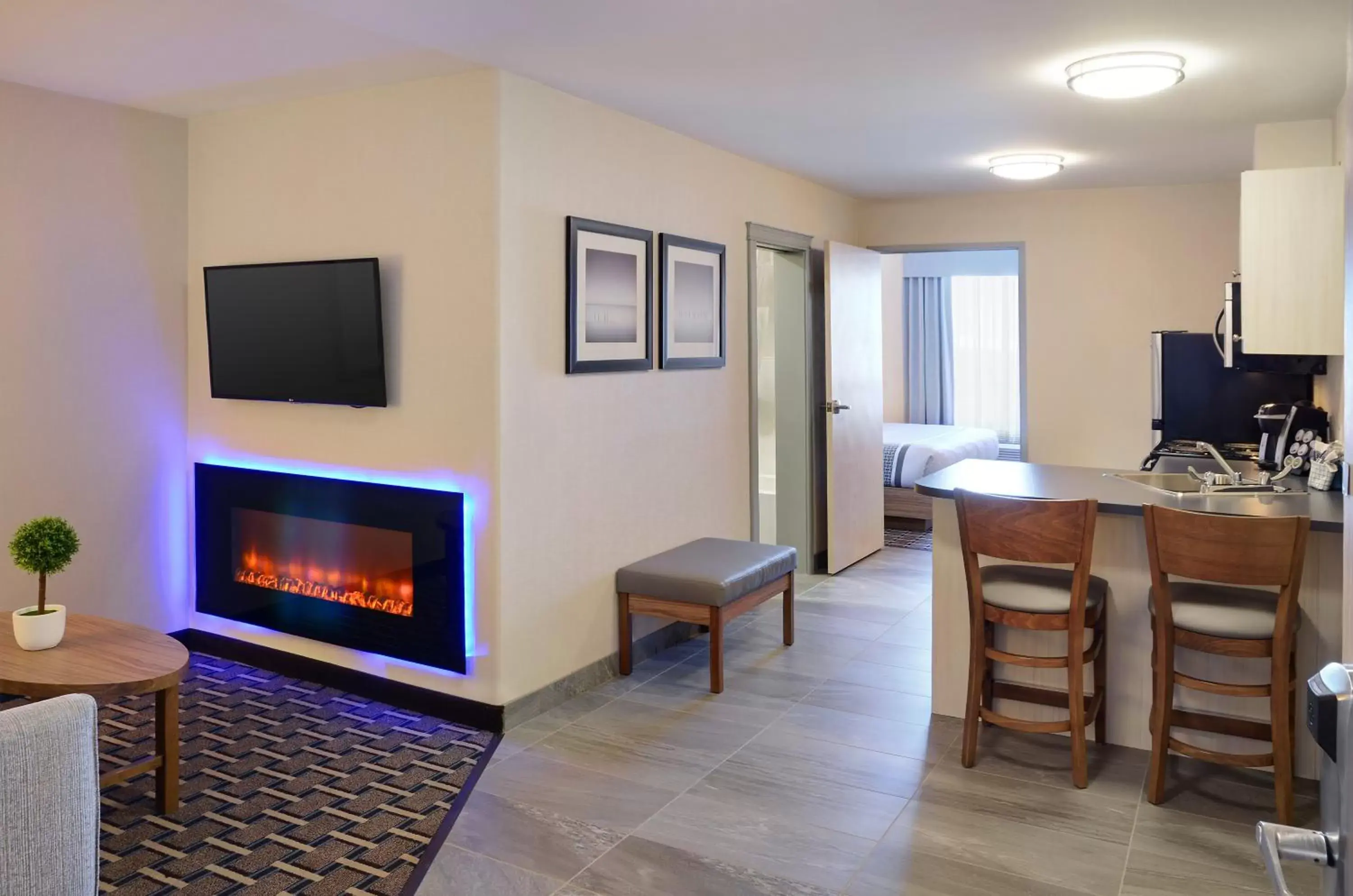 Day, TV/Entertainment Center in Pomeroy Inn and Suites Vermilion