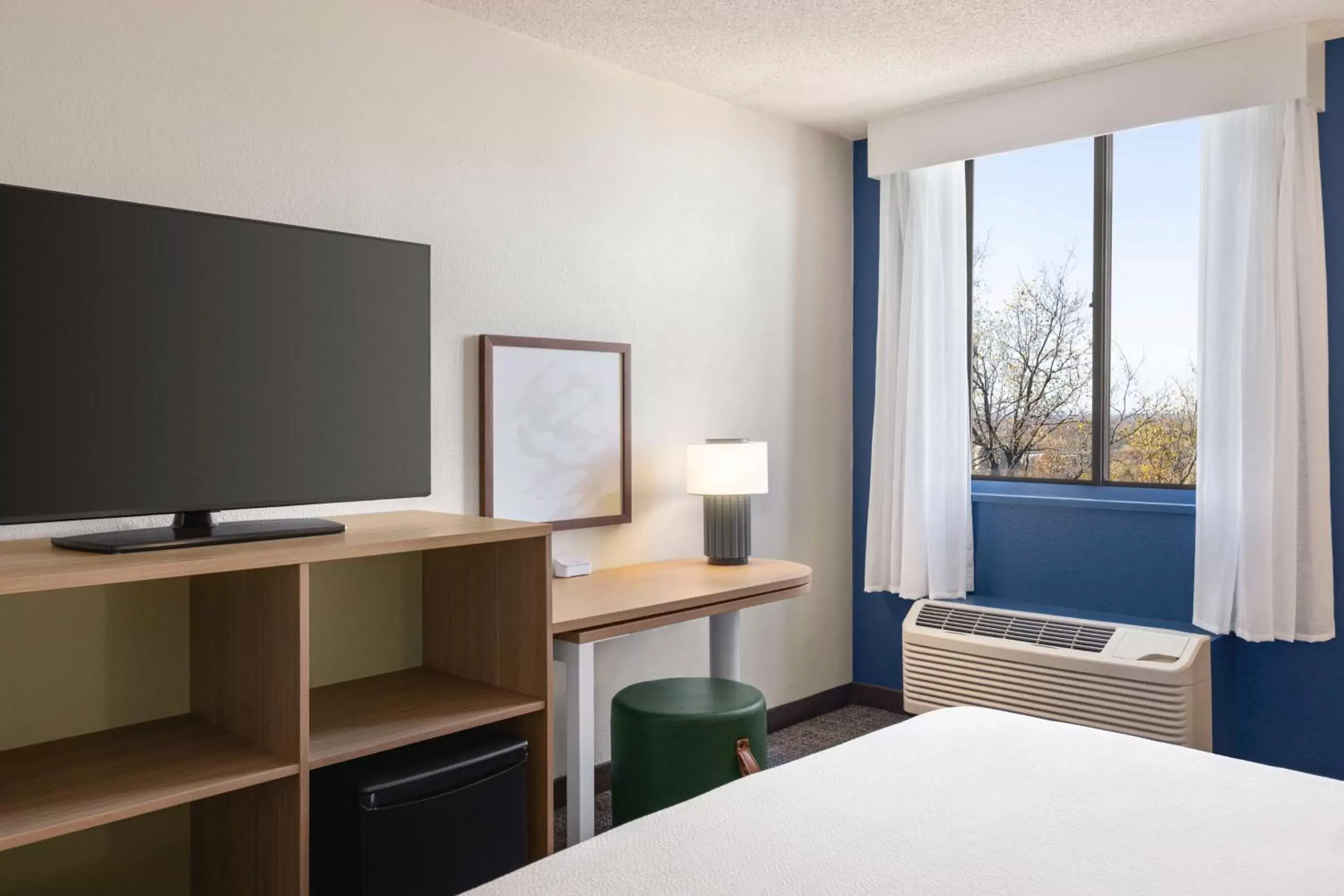 Bedroom, TV/Entertainment Center in Spark By Hilton Germantown Washington DC North