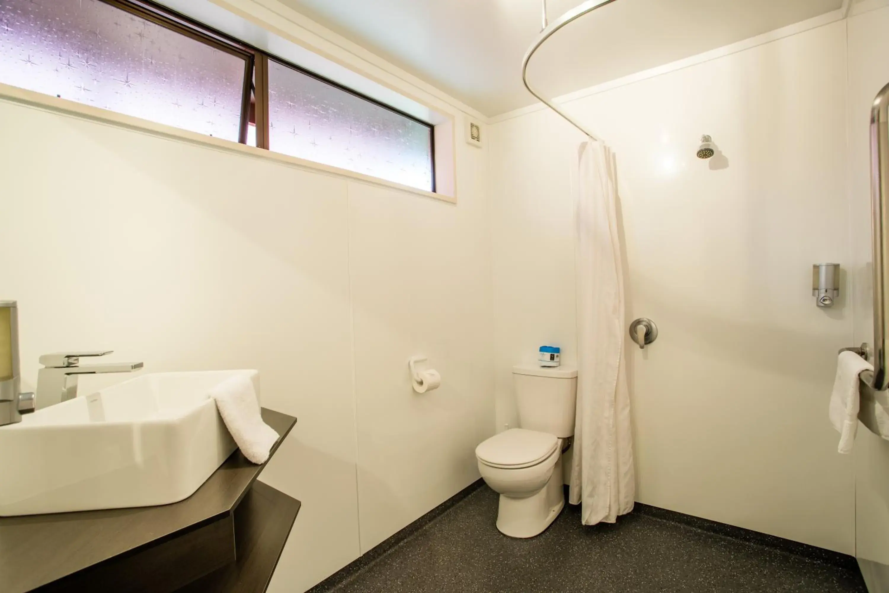 Bathroom in Te Anau Top 10 Holiday Park and Motels