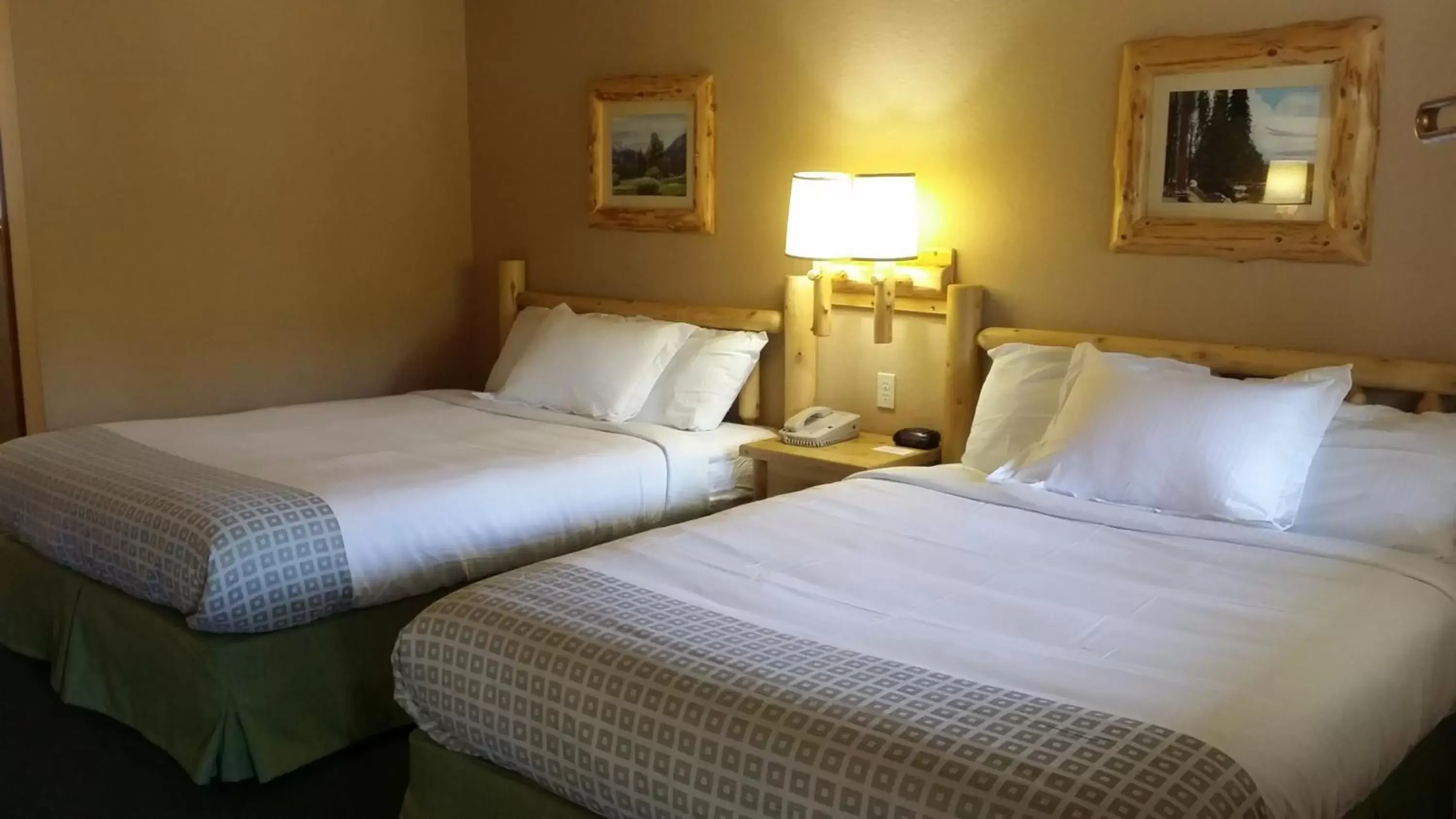 Deluxe Queen Room with Two Queen Beds in Wildwood Inn