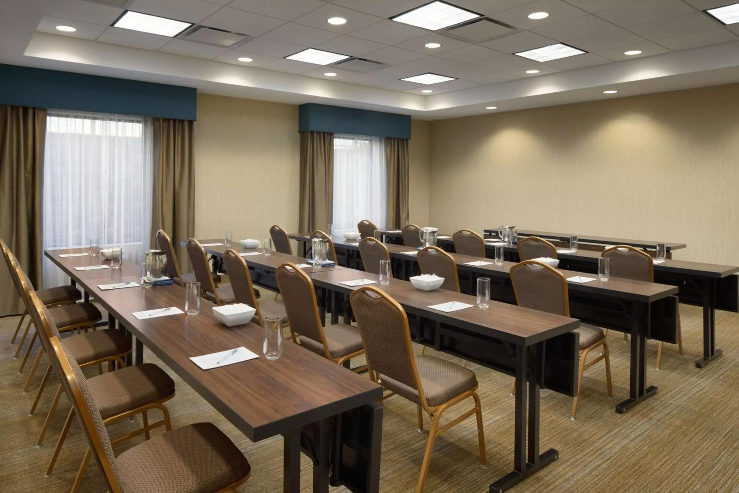 Meeting/conference room in Hampton Inn & Suites Aberdeen/APG South