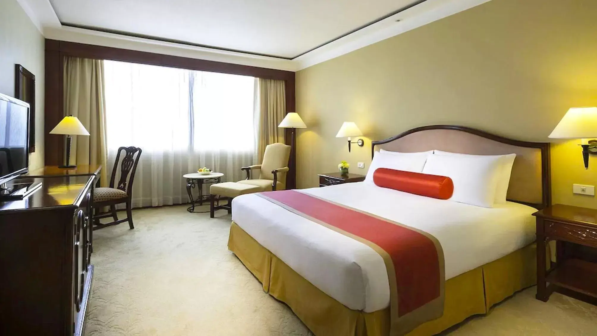 Photo of the whole room, Bed in Marco Polo Plaza Cebu