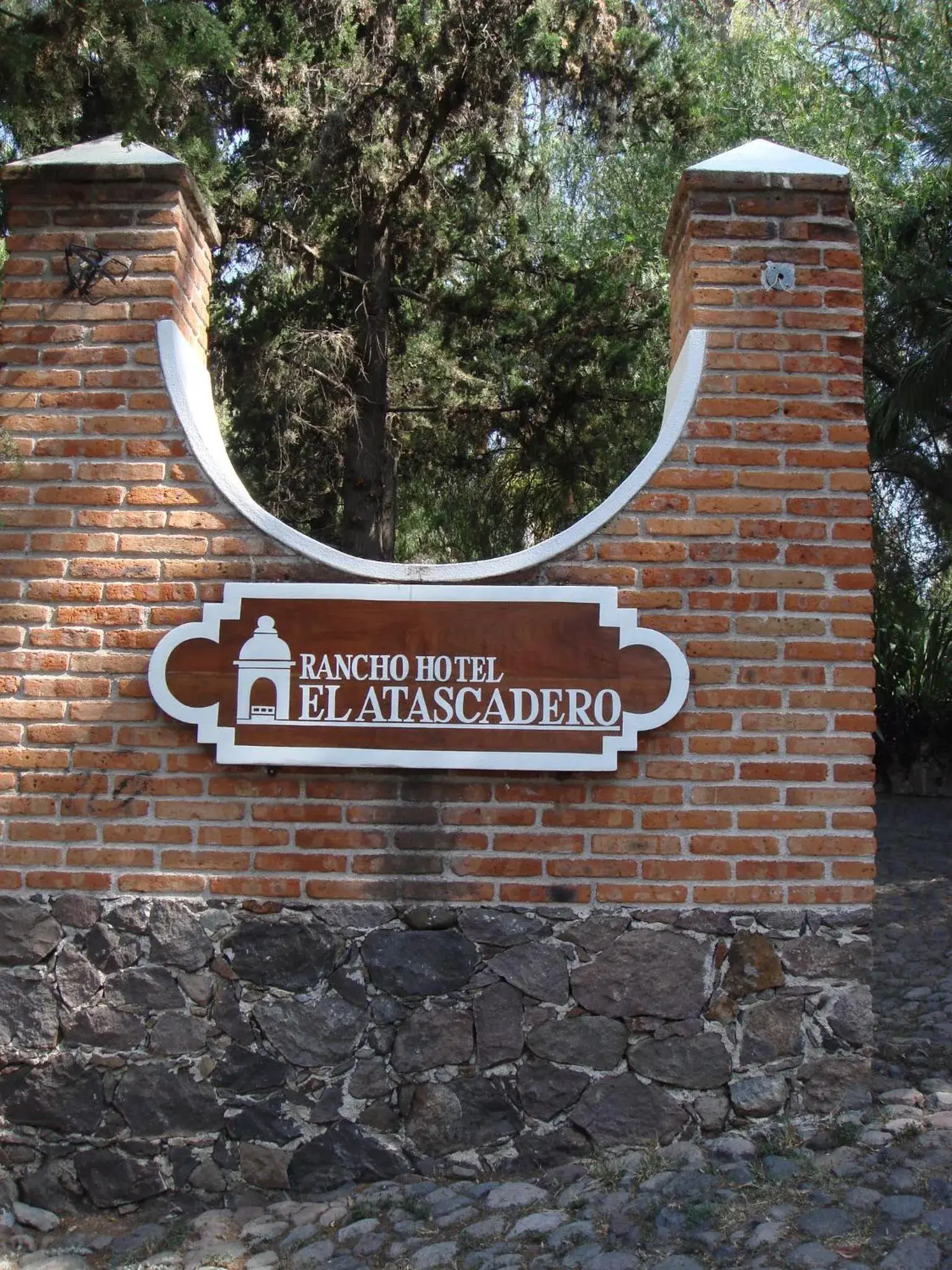 Facade/entrance in Rancho Hotel Atascadero