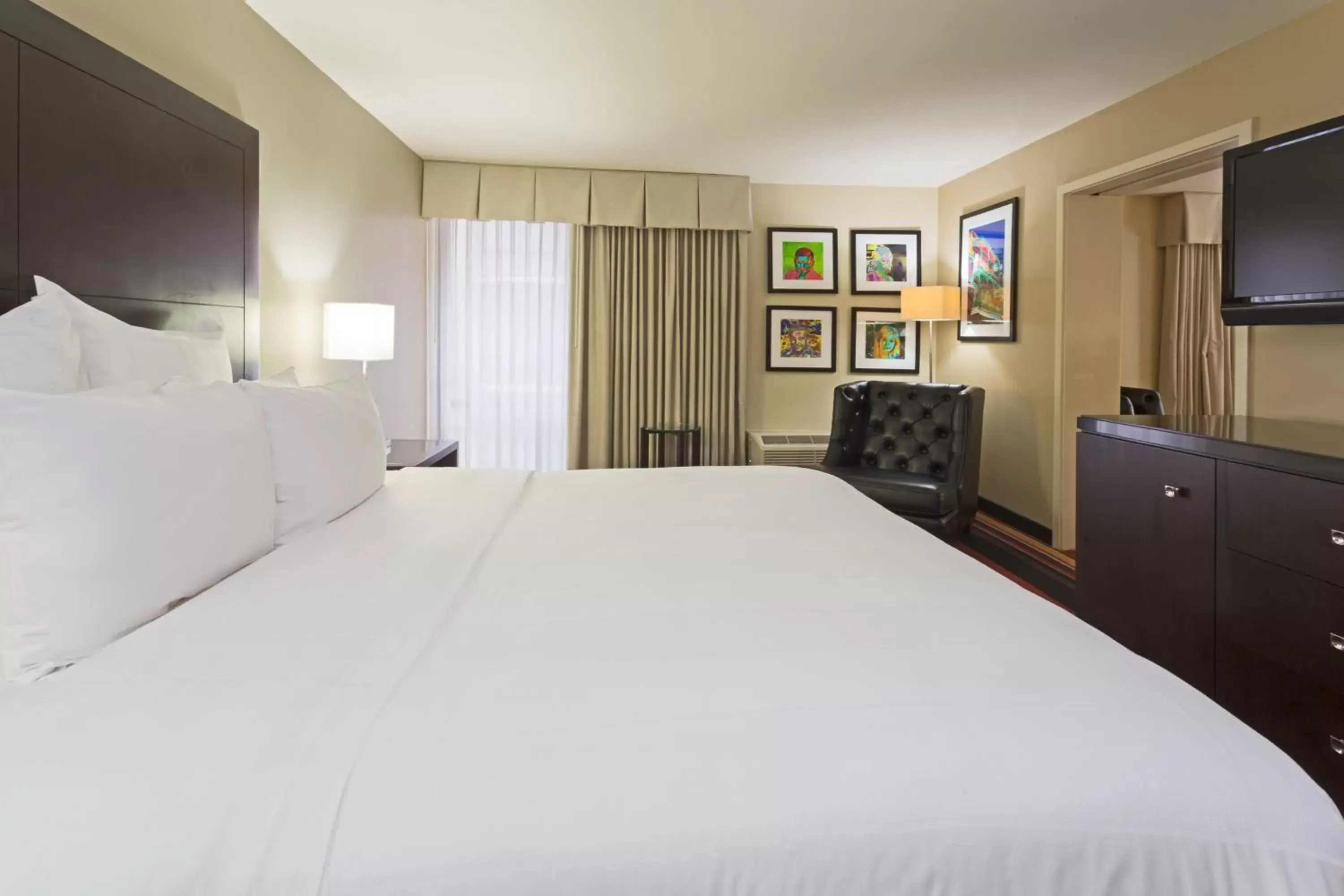 Photo of the whole room, Bed in Clarion Hotel New Orleans - Airport & Conference Center
