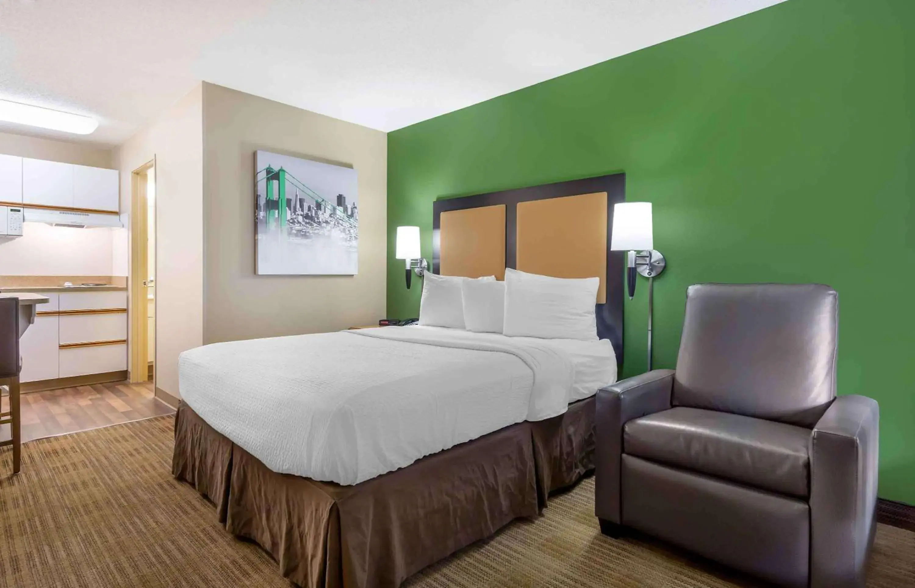 Bedroom, Bed in Extended Stay America Suites - Seattle - Bellevue - Factoria