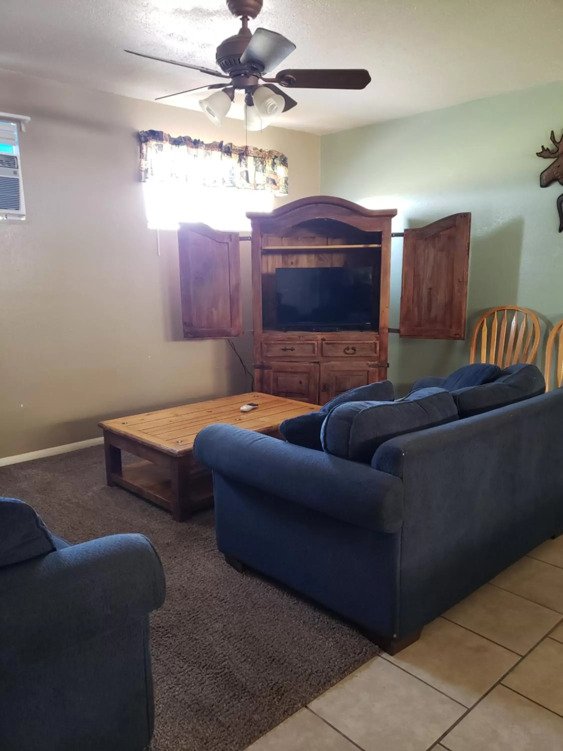 Communal lounge/ TV room, Seating Area in Flaming Gorge Resort