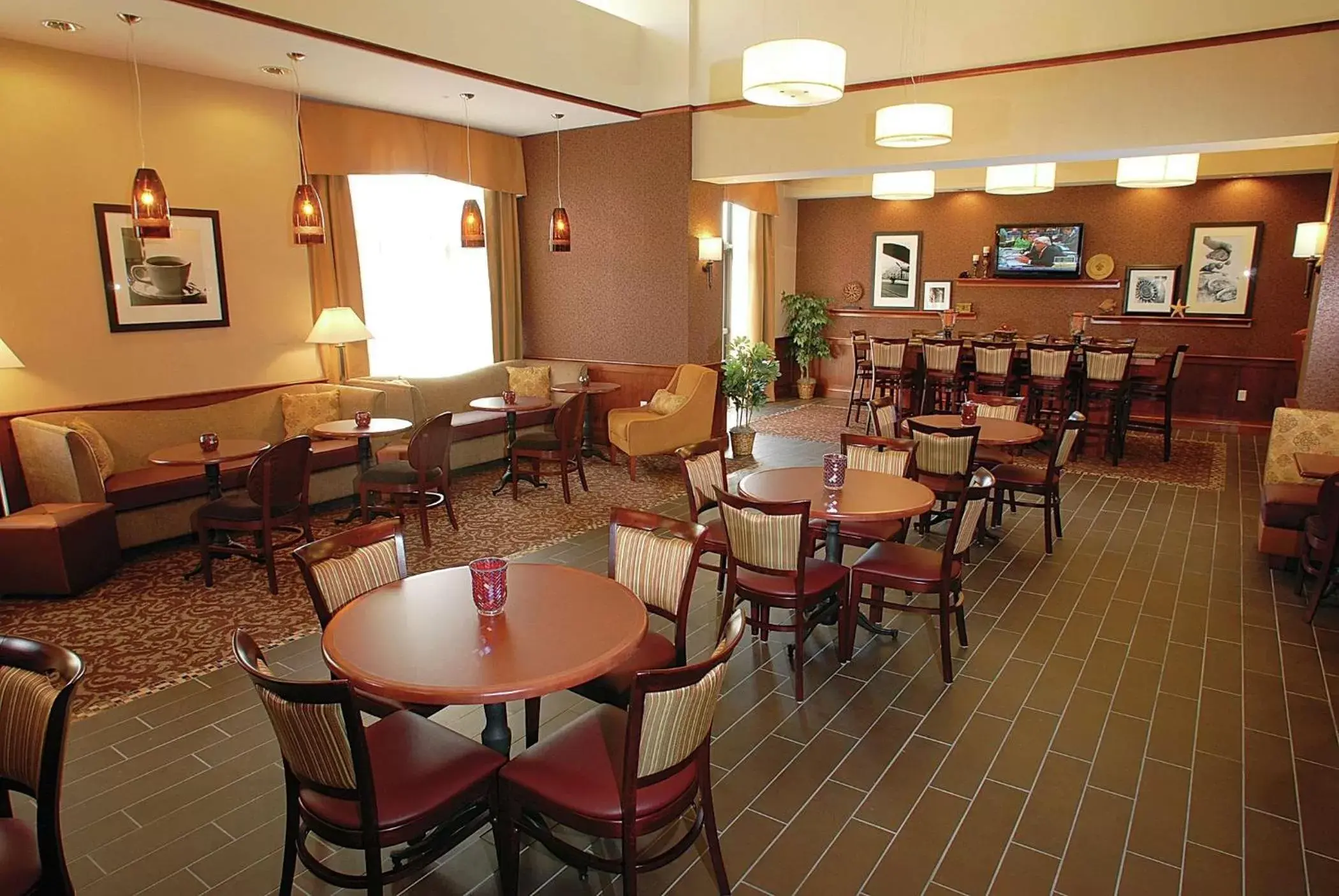 Dining area, Restaurant/Places to Eat in Hampton Inn & Suites Chesapeake-Battlefield Boulevard