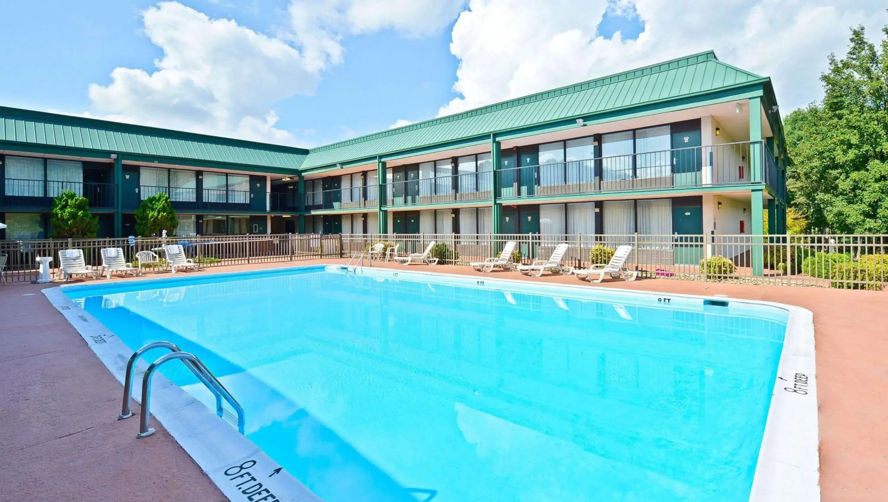 Swimming pool in Magnuson Hotel Mountain View Swimming pool in Magnuson Hotel Mountain View