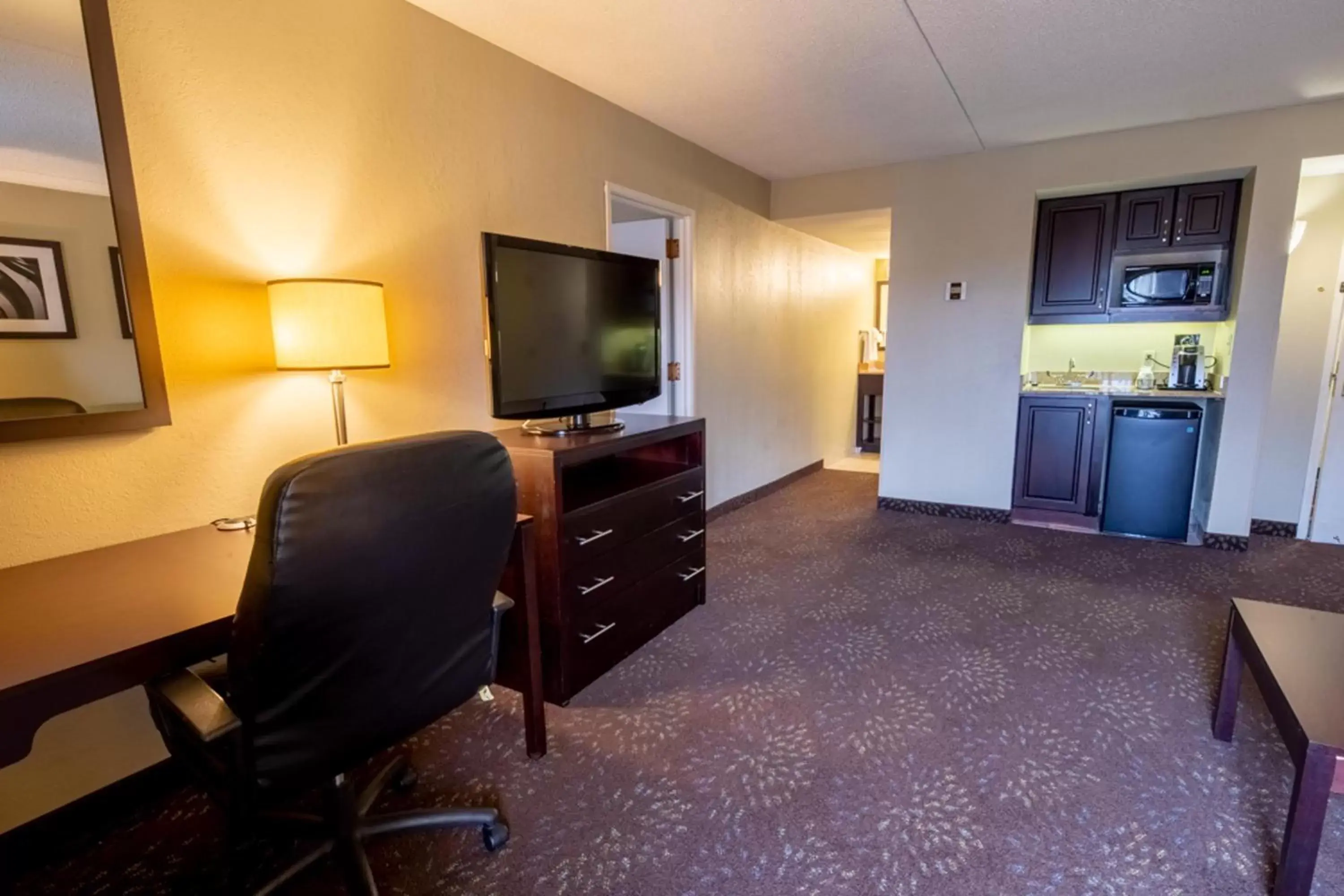 Photo of the whole room, TV/Entertainment Center in Holiday Inn Express Hotel & Suites Pittsburgh Airport, an IHG Hotel
