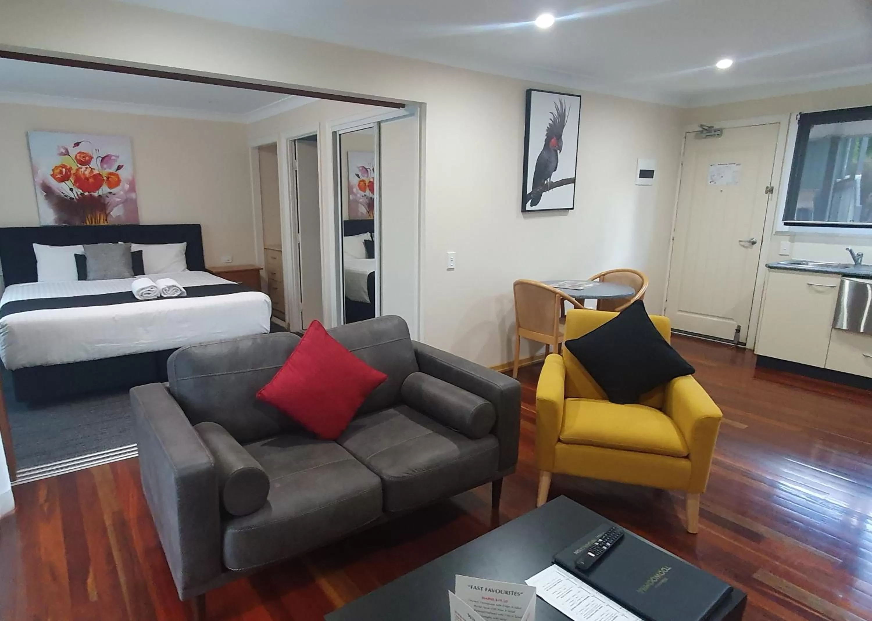 Living room, Bed in Eastgate on the Range Motel