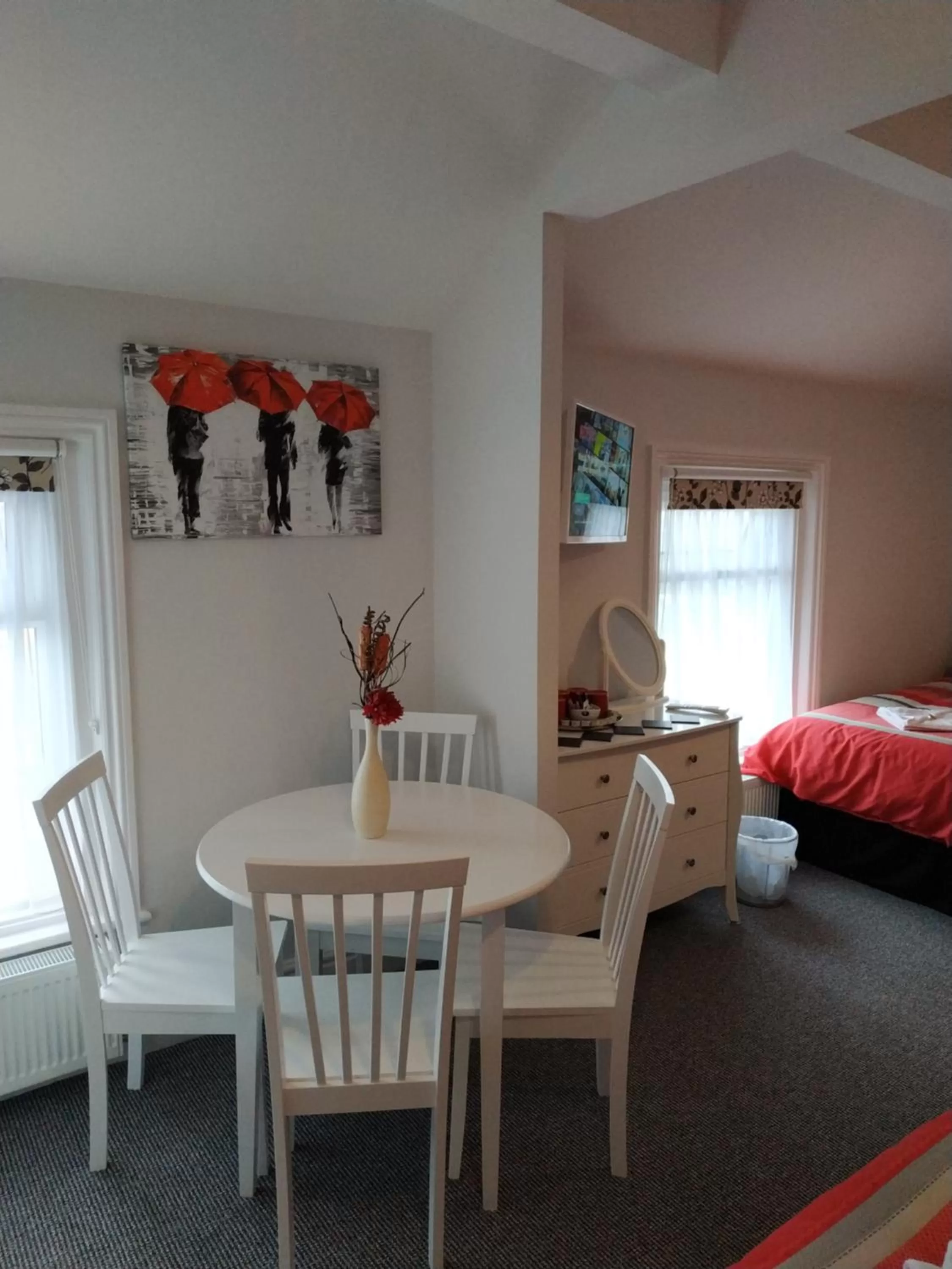 Seating area, Bed in The Castleton