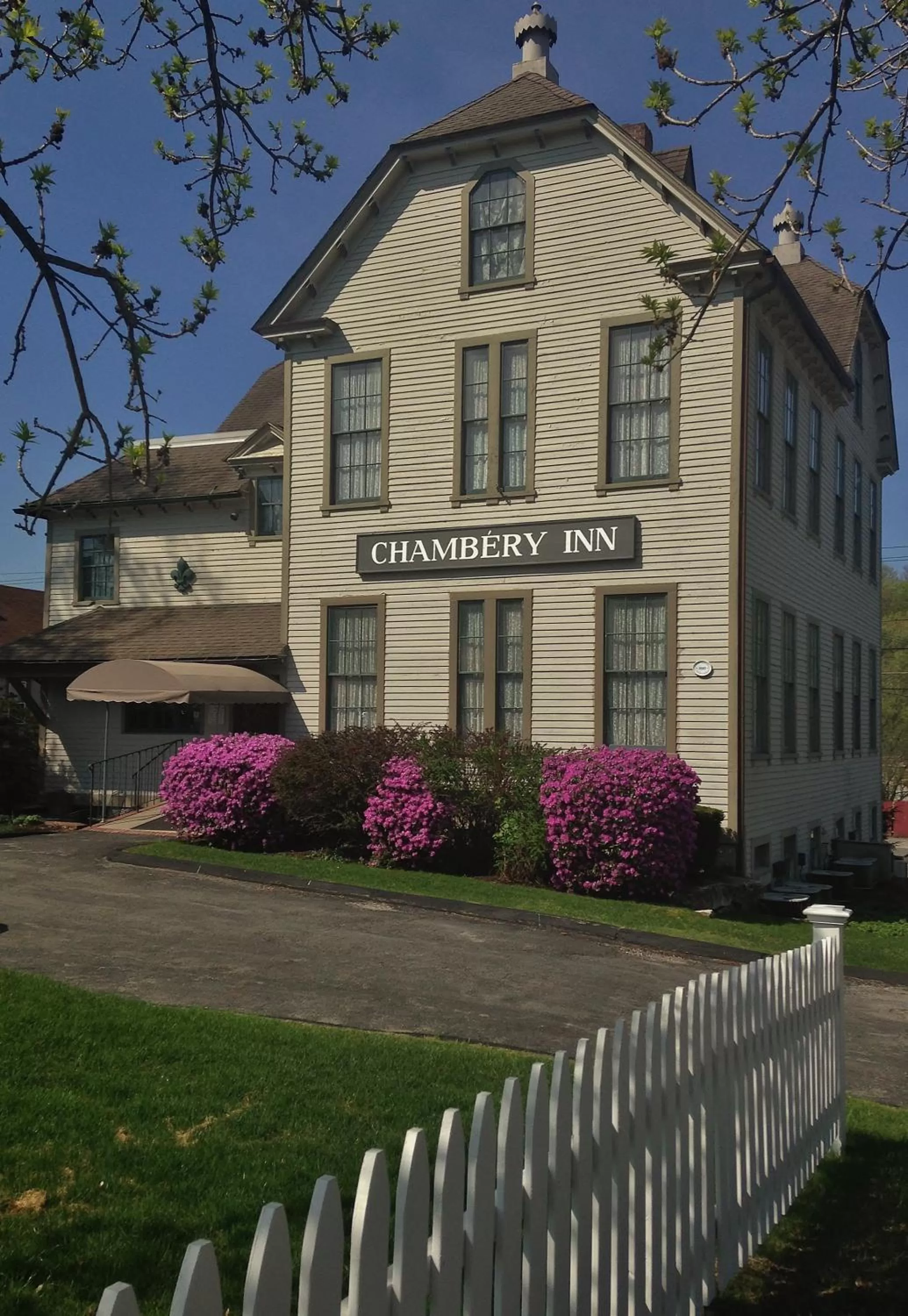 Facade/entrance in Chambery Inn