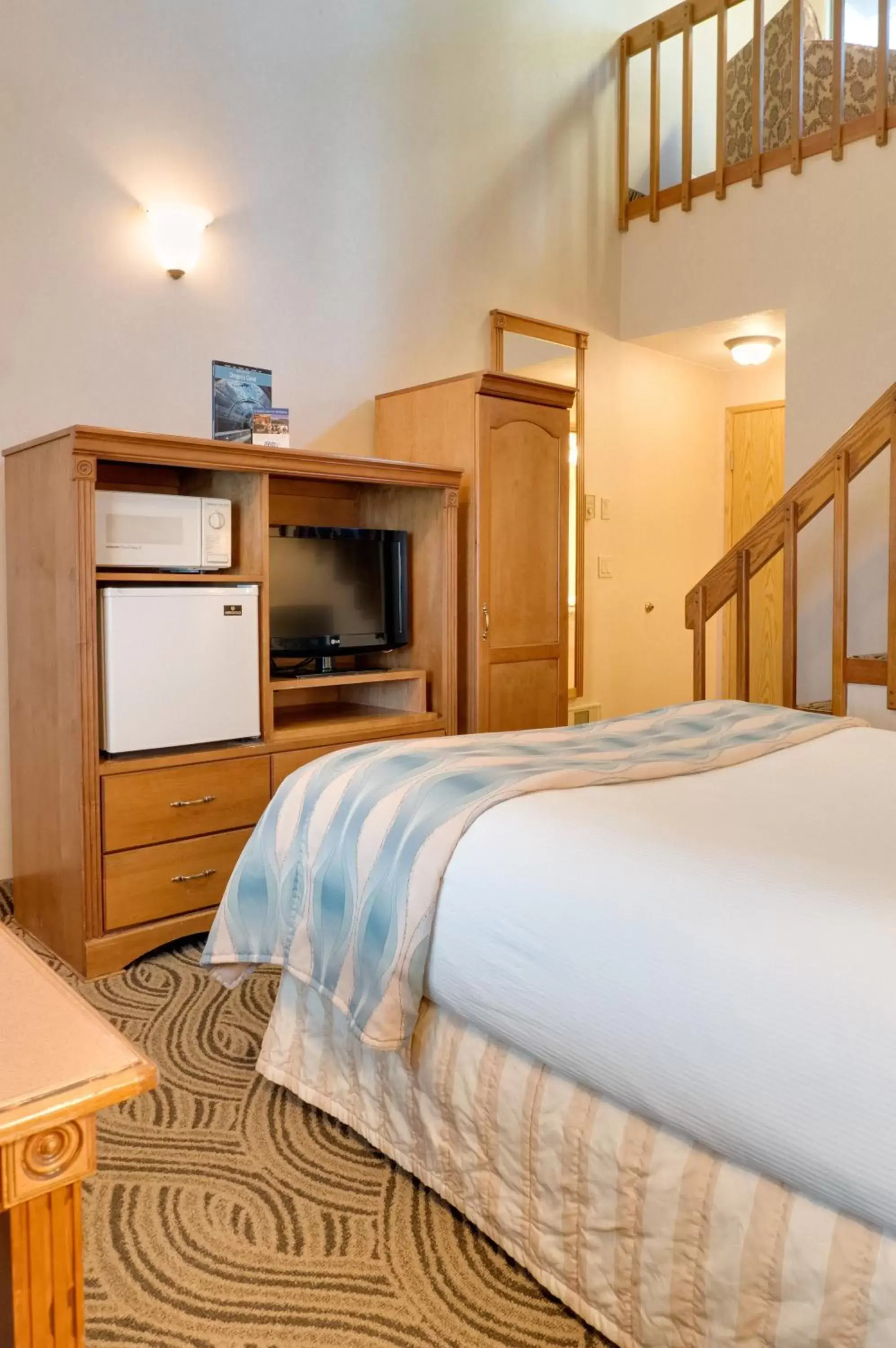 TV and multimedia, Bed in Shilo Inn Suites Seaside Oceanfront