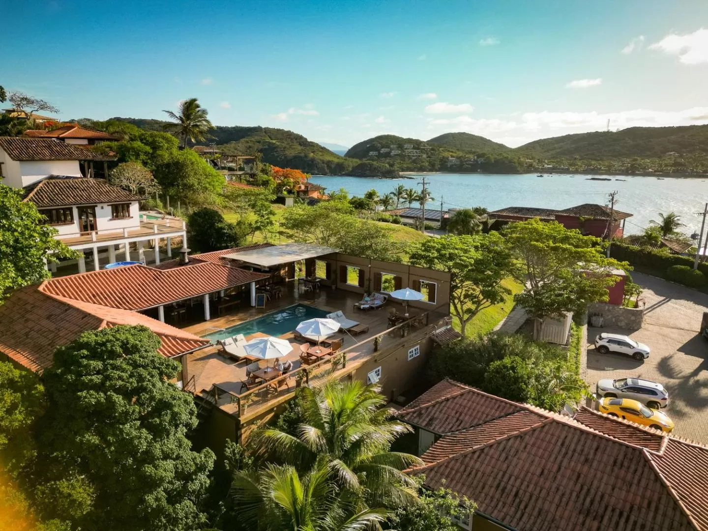 Property building in Jubarte Hotel by Insólito