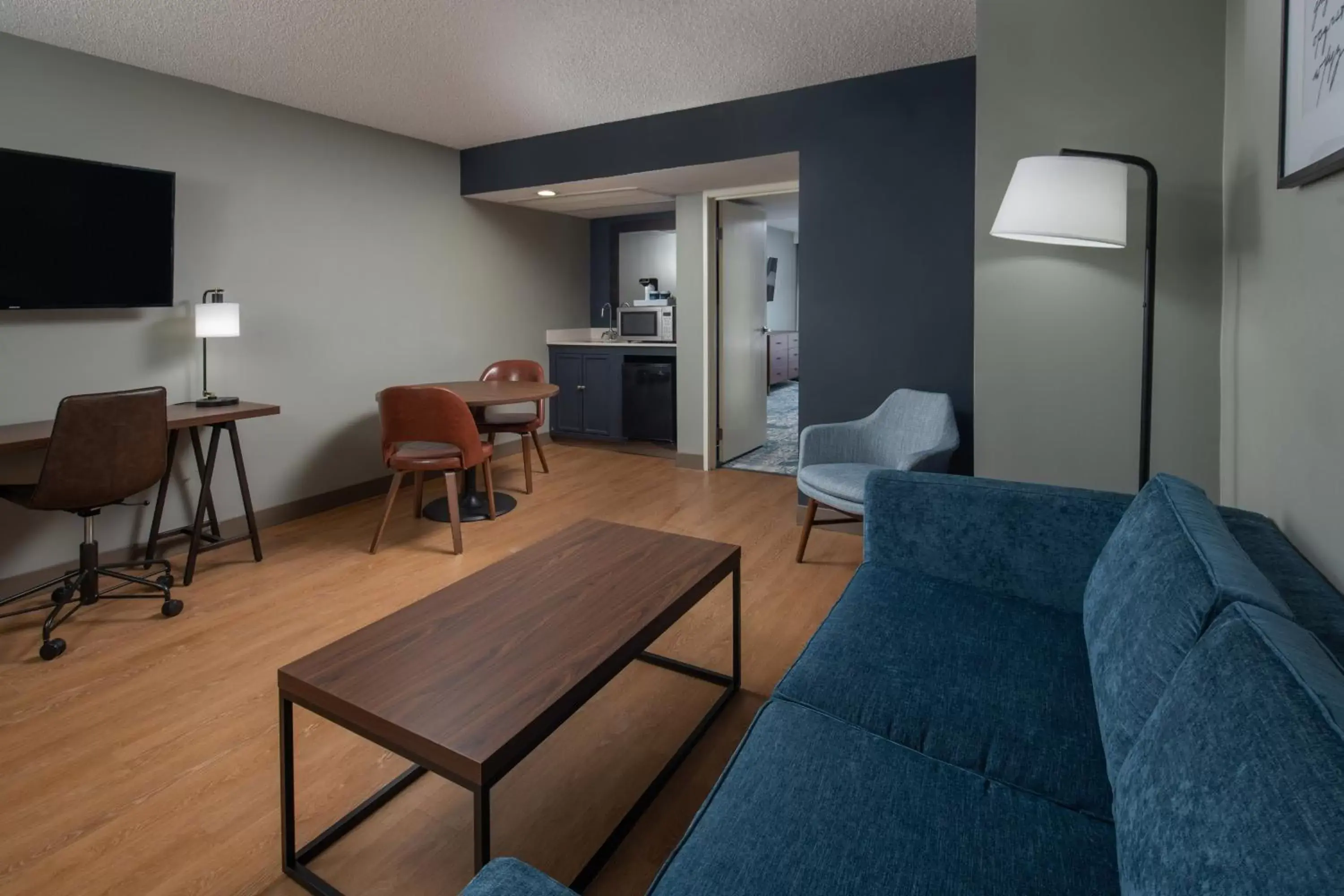 Photo of the whole room, Seating Area in Four Points by Sheraton Suites Tampa Airport Westshore