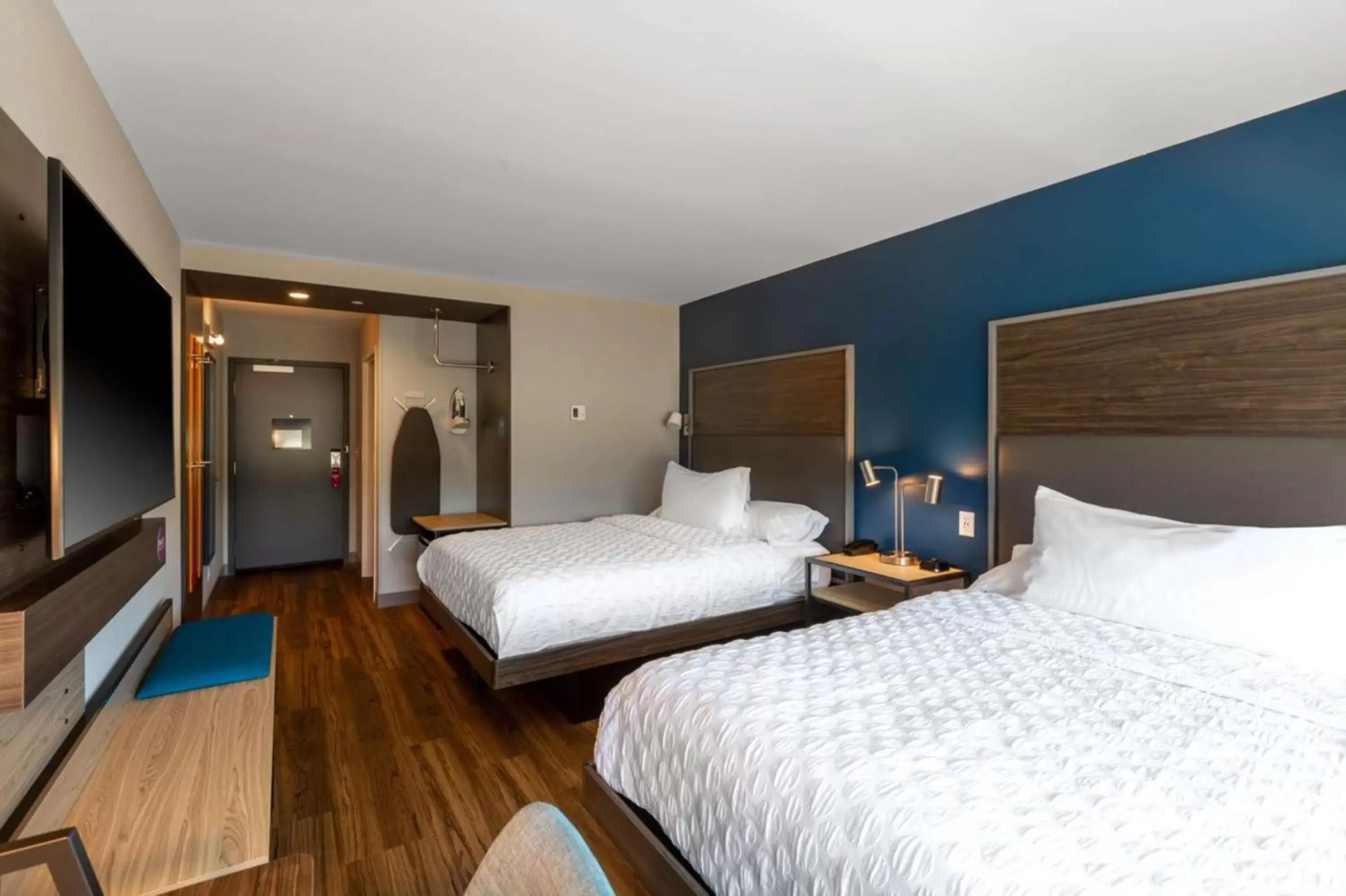 Bedroom, Bed in Tru By Hilton Seneca Clemson Sc