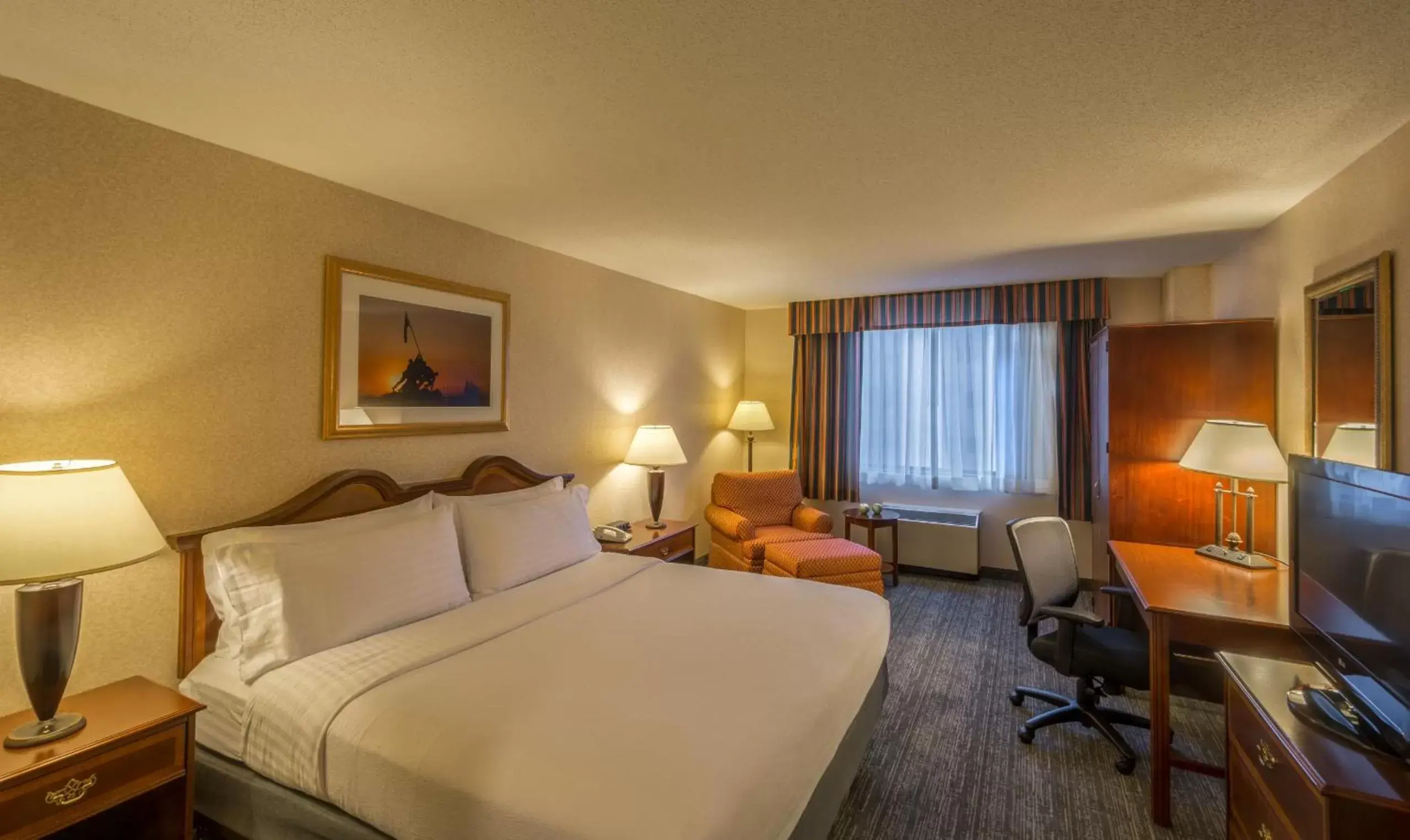 Bedroom, Bed in Holiday Inn Arlington at Ballston by IHG Bedroom, Bed in Holiday Inn Arlington at Ballston by IHG