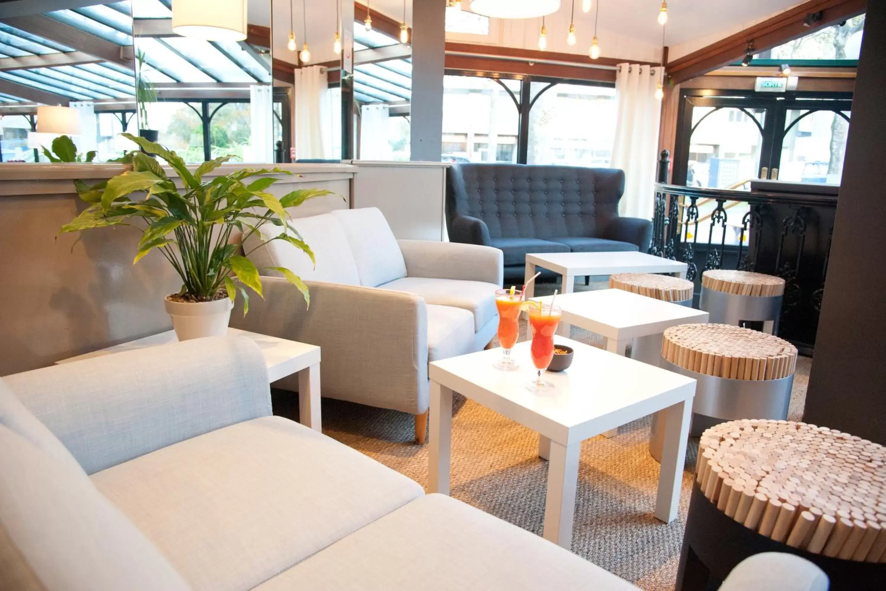 Lounge or bar in Ibis Saint Étienne - La Terrasse