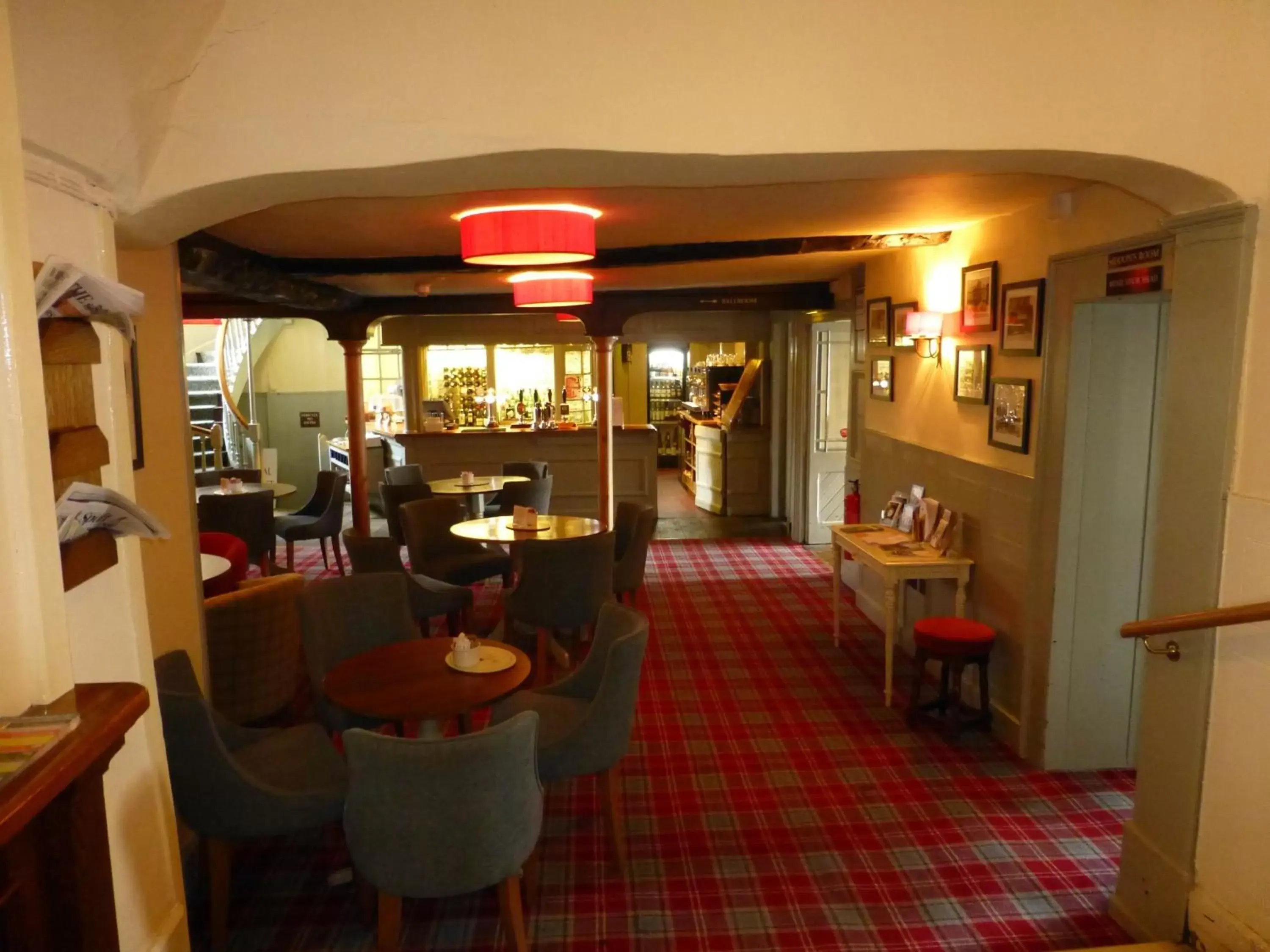 Lounge or bar, Restaurant/Places to Eat in The Bear Hotel